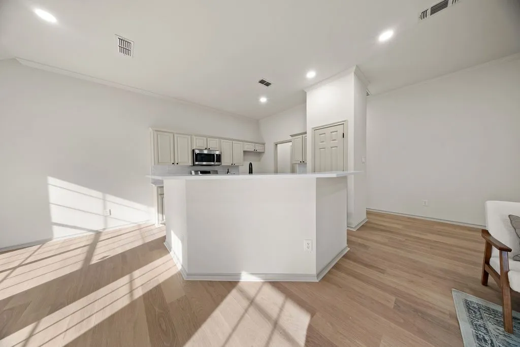 Single Family Residence For Sale in Tarrant County , 10138 Trail Ridge Drive, Benbrook, Texas 76126, 3 Bedroom, 2 Bathroom, 2 Garage spaces, 1,857 Sqft, built in 1996, mls#21419213, Real Estate Agent in Benbrook, Homes For Sale in Tarrant county, Homes For Sale in Benbrook, Realtor in Benbrook Texas, Real Estate Brokerage Independent Realty Texas, Luminita Cordes Realtor