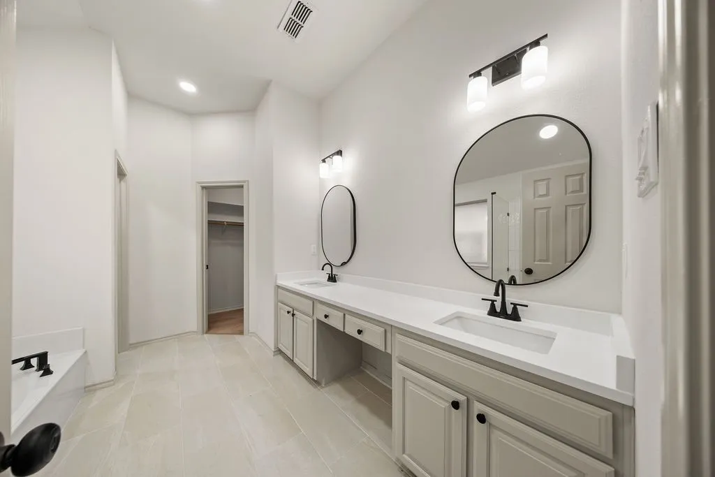Single Family Residence For Sale in Tarrant County , 10138 Trail Ridge Drive, Benbrook, Texas 76126, 3 Bedroom, 2 Bathroom, 2 Garage spaces, 1,857 Sqft, built in 1996, mls#21419213, Real Estate Agent in Benbrook, Homes For Sale in Tarrant county, Homes For Sale in Benbrook, Realtor in Benbrook Texas, Real Estate Brokerage Independent Realty Texas, Luminita Cordes Realtor