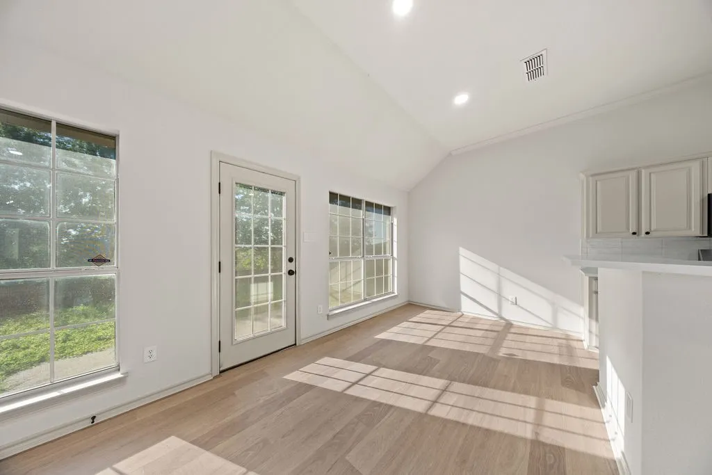 Single Family Residence For Sale in Tarrant County , 10138 Trail Ridge Drive, Benbrook, Texas 76126, 3 Bedroom, 2 Bathroom, 2 Garage spaces, 1,857 Sqft, built in 1996, mls#21419213, Real Estate Agent in Benbrook, Homes For Sale in Tarrant county, Homes For Sale in Benbrook, Realtor in Benbrook Texas, Real Estate Brokerage Independent Realty Texas, Luminita Cordes Realtor