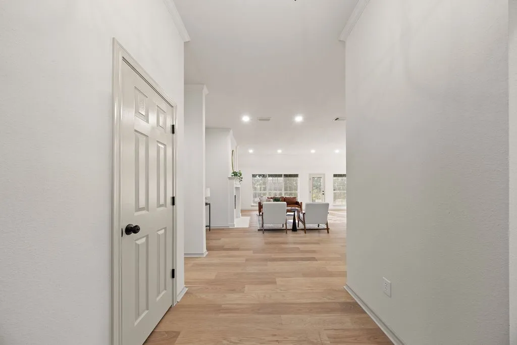 Single Family Residence For Sale in Tarrant County , 10138 Trail Ridge Drive, Benbrook, Texas 76126, 3 Bedroom, 2 Bathroom, 2 Garage spaces, 1,857 Sqft, built in 1996, mls#21419213, Real Estate Agent in Benbrook, Homes For Sale in Tarrant county, Homes For Sale in Benbrook, Realtor in Benbrook Texas, Real Estate Brokerage Independent Realty Texas, Luminita Cordes Realtor