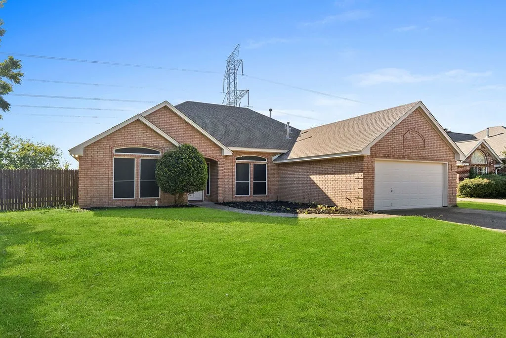 Single Family Residence For Sale in Tarrant County , 10138 Trail Ridge Drive, Benbrook, Texas 76126, 3 Bedroom, 2 Bathroom, 2 Garage spaces, 1,857 Sqft, built in 1996, mls#21419213, Real Estate Agent in Benbrook, Homes For Sale in Tarrant county, Homes For Sale in Benbrook, Realtor in Benbrook Texas, Real Estate Brokerage Independent Realty Texas, Luminita Cordes Realtor