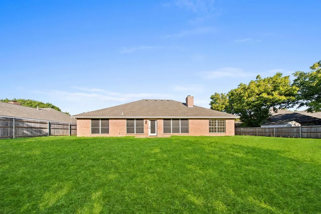 Single Family Residence For Sale in Tarrant County , 10138 Trail Ridge Drive, Benbrook, Texas 76126, 3 Bedroom, 2 Bathroom, 2 Garage spaces, 1,857 Sqft, built in 1996, mls#21419213, Real Estate Agent in Benbrook, Homes For Sale in Tarrant county, Homes For Sale in Benbrook, Realtor in Benbrook Texas, Real Estate Brokerage Independent Realty Texas, Luminita Cordes Realtor