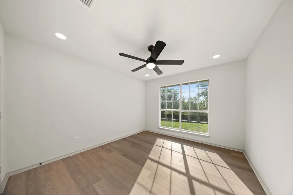 Single Family Residence For Sale in Tarrant County , 10138 Trail Ridge Drive, Benbrook, Texas 76126, 3 Bedroom, 2 Bathroom, 2 Garage spaces, 1,857 Sqft, built in 1996, mls#21419213, Real Estate Agent in Benbrook, Homes For Sale in Tarrant county, Homes For Sale in Benbrook, Realtor in Benbrook Texas, Real Estate Brokerage Independent Realty Texas, Luminita Cordes Realtor