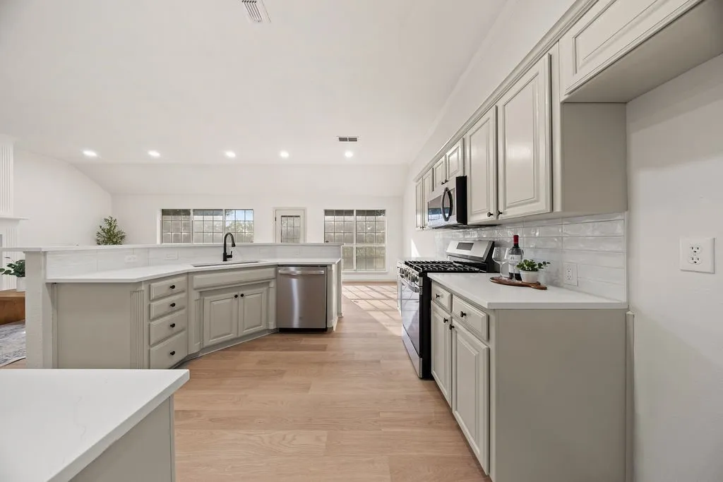 Single Family Residence For Sale in Tarrant County , 10138 Trail Ridge Drive, Benbrook, Texas 76126, 3 Bedroom, 2 Bathroom, 2 Garage spaces, 1,857 Sqft, built in 1996, mls#21419213, Real Estate Agent in Benbrook, Homes For Sale in Tarrant county, Homes For Sale in Benbrook, Realtor in Benbrook Texas, Real Estate Brokerage Independent Realty Texas, Luminita Cordes Realtor