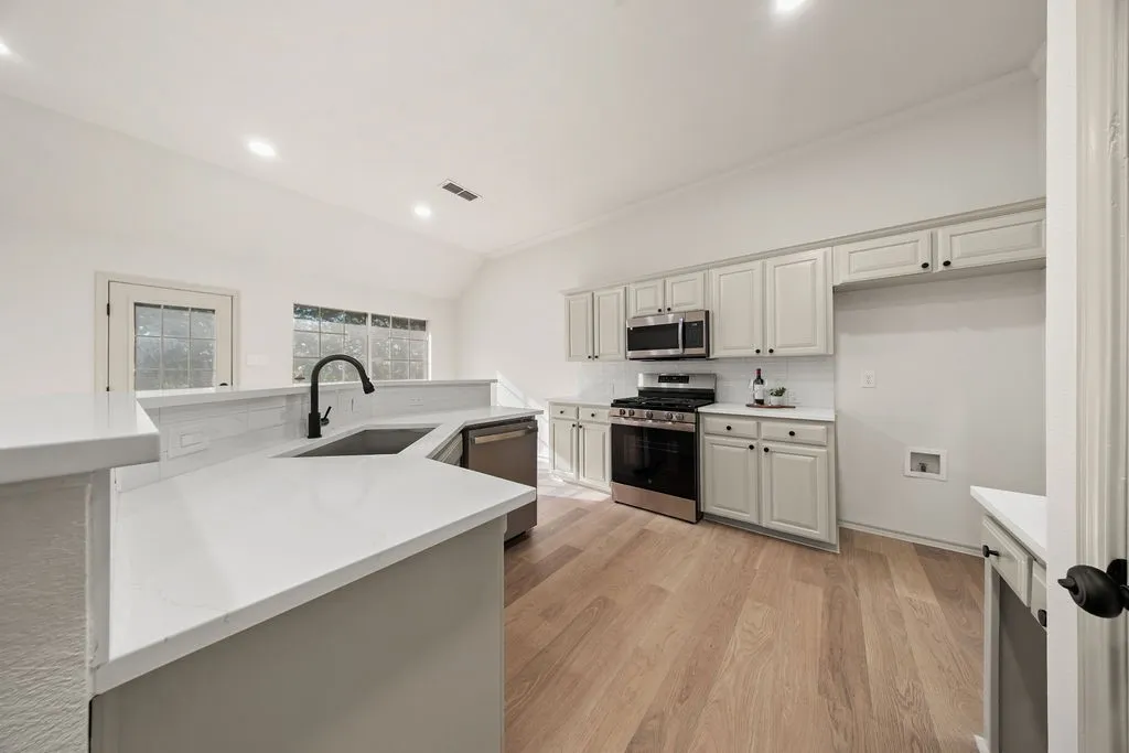 Single Family Residence For Sale in Tarrant County , 10138 Trail Ridge Drive, Benbrook, Texas 76126, 3 Bedroom, 2 Bathroom, 2 Garage spaces, 1,857 Sqft, built in 1996, mls#21419213, Real Estate Agent in Benbrook, Homes For Sale in Tarrant county, Homes For Sale in Benbrook, Realtor in Benbrook Texas, Real Estate Brokerage Independent Realty Texas, Luminita Cordes Realtor