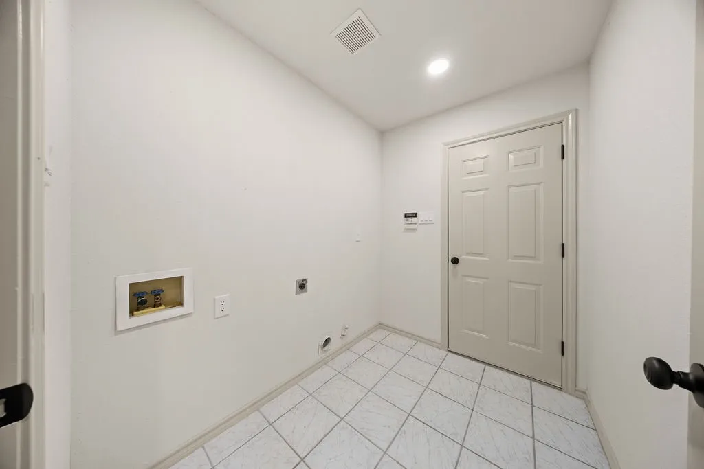 Single Family Residence For Sale in Tarrant County , 10138 Trail Ridge Drive, Benbrook, Texas 76126, 3 Bedroom, 2 Bathroom, 2 Garage spaces, 1,857 Sqft, built in 1996, mls#21419213, Real Estate Agent in Benbrook, Homes For Sale in Tarrant county, Homes For Sale in Benbrook, Realtor in Benbrook Texas, Real Estate Brokerage Independent Realty Texas, Luminita Cordes Realtor