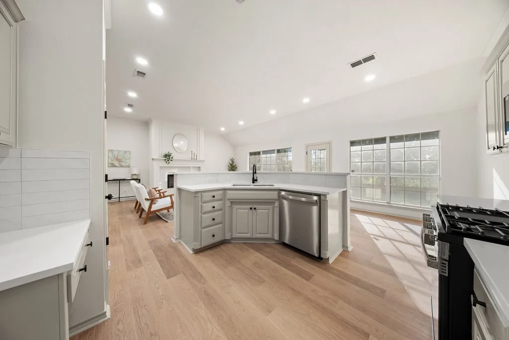 Single Family Residence For Sale in Tarrant County , 10138 Trail Ridge Drive, Benbrook, Texas 76126, 3 Bedroom, 2 Bathroom, 2 Garage spaces, 1,857 Sqft, built in 1996, mls#21419213, Real Estate Agent in Benbrook, Homes For Sale in Tarrant county, Homes For Sale in Benbrook, Realtor in Benbrook Texas, Real Estate Brokerage Independent Realty Texas, Luminita Cordes Realtor
