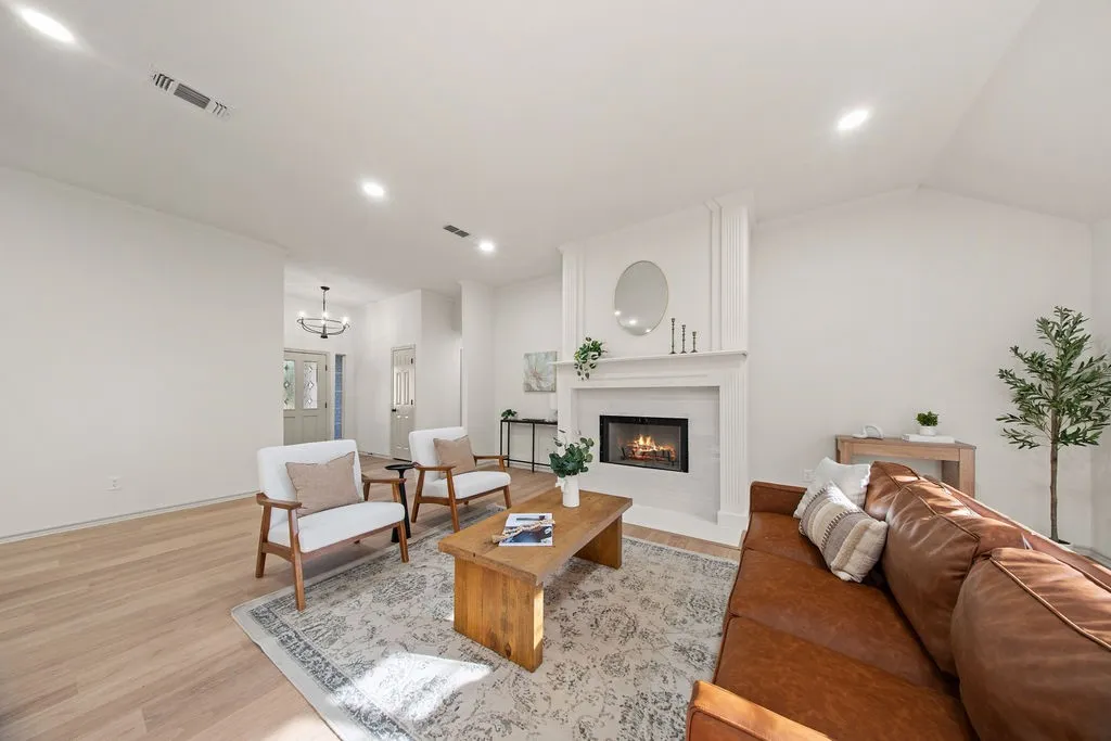 Single Family Residence For Sale in Tarrant County , 10138 Trail Ridge Drive, Benbrook, Texas 76126, 3 Bedroom, 2 Bathroom, 2 Garage spaces, 1,857 Sqft, built in 1996, mls#21419213, Real Estate Agent in Benbrook, Homes For Sale in Tarrant county, Homes For Sale in Benbrook, Realtor in Benbrook Texas, Real Estate Brokerage Independent Realty Texas, Luminita Cordes Realtor