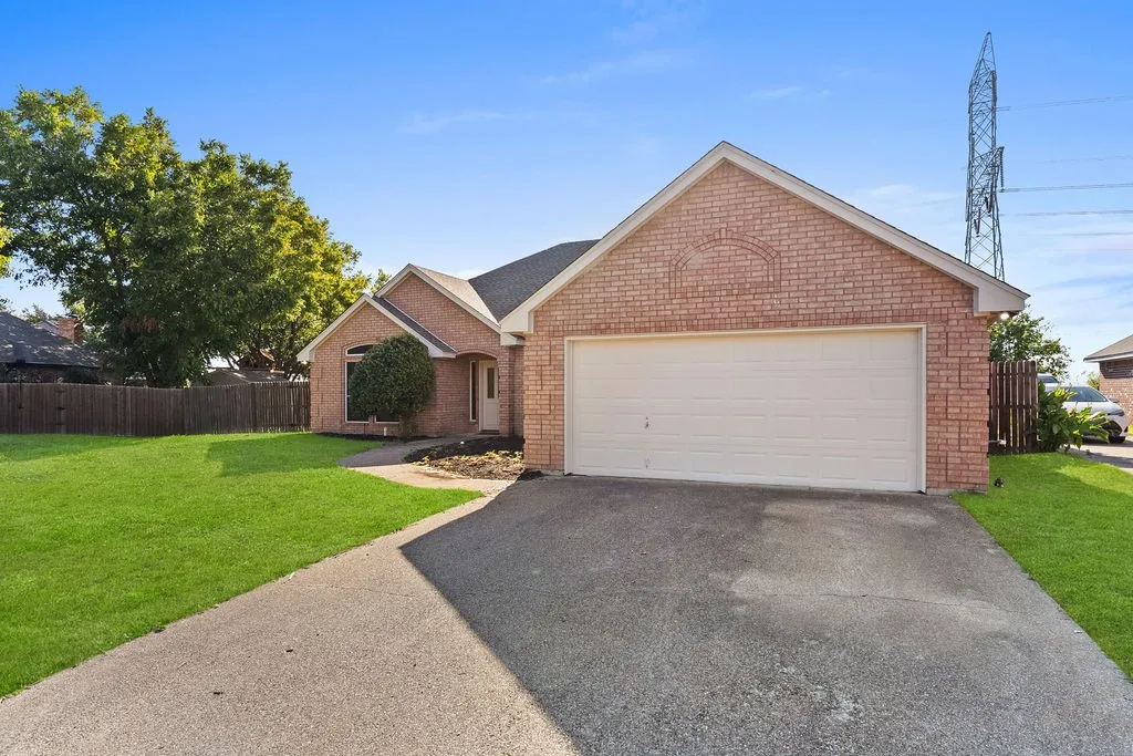 Single Family Residence For Sale in Tarrant County , 10138 Trail Ridge Drive, Benbrook, Texas 76126, 3 Bedroom, 2 Bathroom, 2 Garage spaces, 1,857 Sqft, built in 1996, mls#21419213, Real Estate Agent in Benbrook, Homes For Sale in Tarrant county, Homes For Sale in Benbrook, Realtor in Benbrook Texas, Real Estate Brokerage Independent Realty Texas, Luminita Cordes Realtor