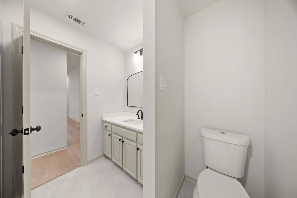 Single Family Residence For Sale in Tarrant County , 10138 Trail Ridge Drive, Benbrook, Texas 76126, 3 Bedroom, 2 Bathroom, 2 Garage spaces, 1,857 Sqft, built in 1996, mls#21419213, Real Estate Agent in Benbrook, Homes For Sale in Tarrant county, Homes For Sale in Benbrook, Realtor in Benbrook Texas, Real Estate Brokerage Independent Realty Texas, Luminita Cordes Realtor