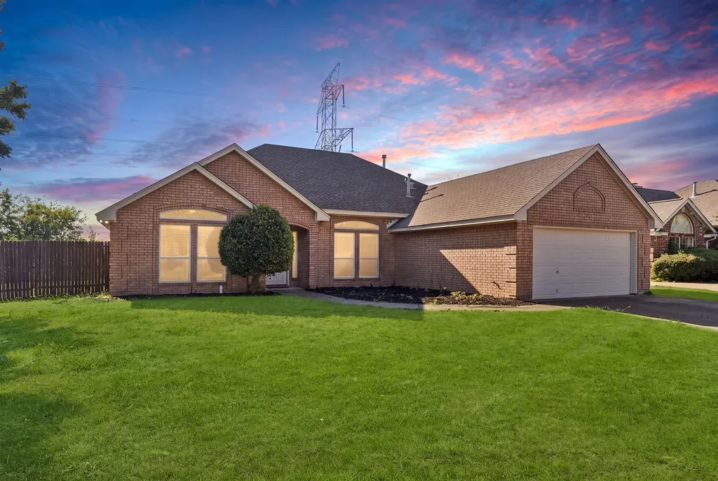 Single Family Residence For Sale in Tarrant County , 10138 Trail Ridge Drive, Benbrook, Texas 76126, 3 Bedroom, 2 Bathroom, 2 Garage spaces, 1,857 Sqft, built in 1996, mls#21419213, Real Estate Agent in Benbrook, Homes For Sale in Tarrant county, Homes For Sale in Benbrook, Realtor in Benbrook Texas, Real Estate Brokerage Independent Realty Texas, Luminita Cordes Realtor