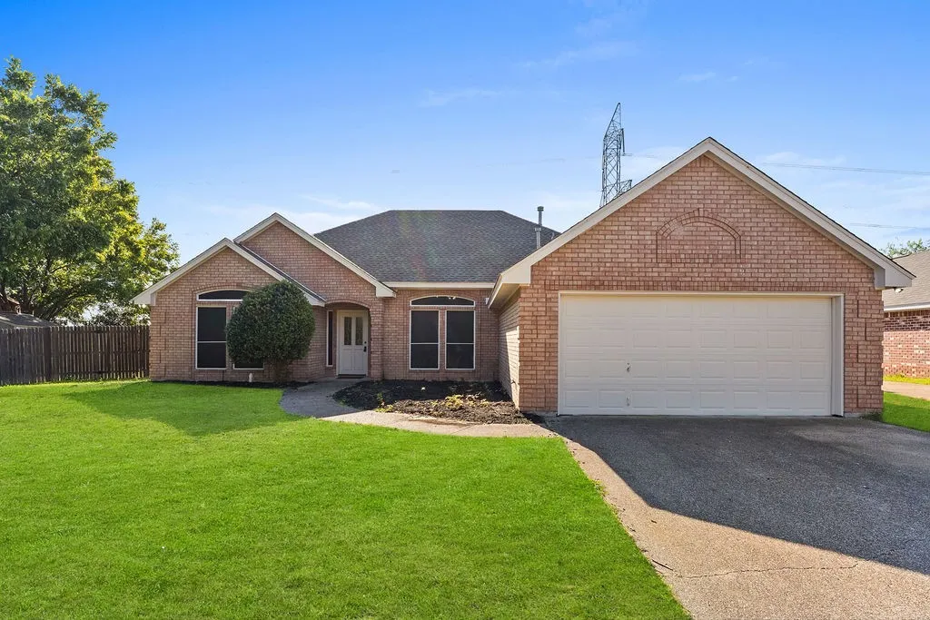 Single Family Residence For Sale in Tarrant County , 10138 Trail Ridge Drive, Benbrook, Texas 76126, 3 Bedroom, 2 Bathroom, 2 Garage spaces, 1,857 Sqft, built in 1996, mls#21419213, Real Estate Agent in Benbrook, Homes For Sale in Tarrant county, Homes For Sale in Benbrook, Realtor in Benbrook Texas, Real Estate Brokerage Independent Realty Texas, Luminita Cordes Realtor