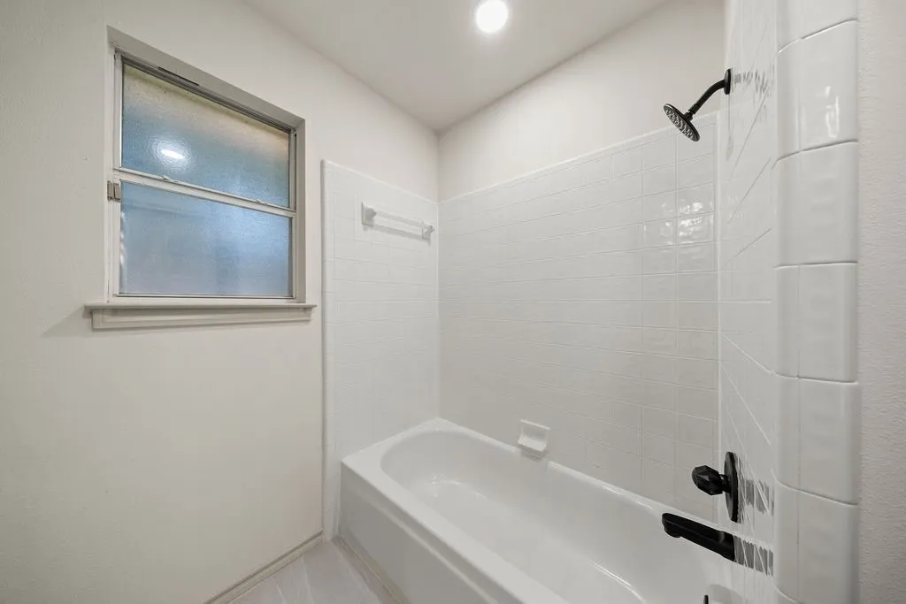 Single Family Residence For Sale in Tarrant County , 10138 Trail Ridge Drive, Benbrook, Texas 76126, 3 Bedroom, 2 Bathroom, 2 Garage spaces, 1,857 Sqft, built in 1996, mls#21419213, Real Estate Agent in Benbrook, Homes For Sale in Tarrant county, Homes For Sale in Benbrook, Realtor in Benbrook Texas, Real Estate Brokerage Independent Realty Texas, Luminita Cordes Realtor