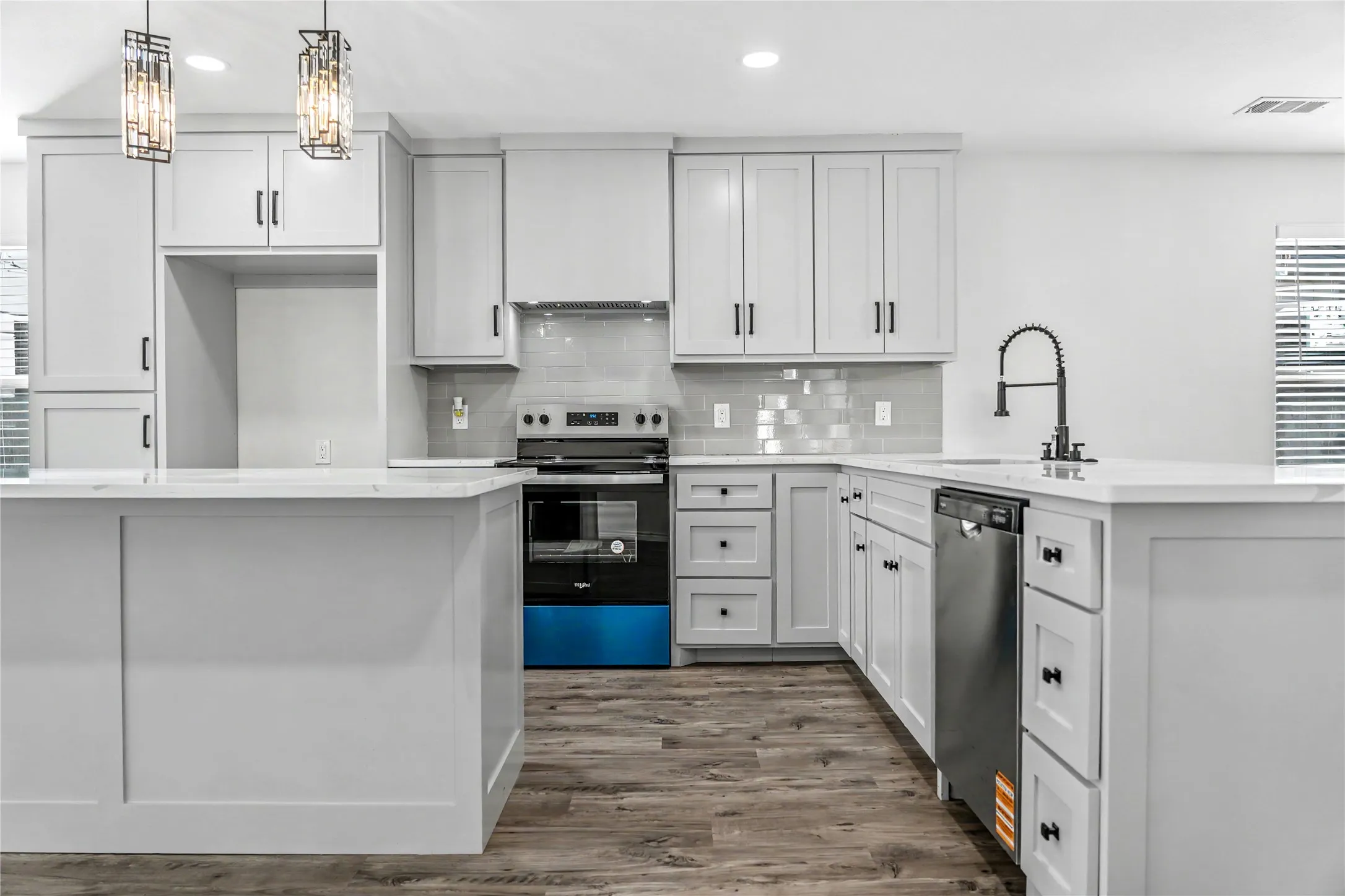 Single Family Residence For Sale in Dallas County , 703 N Dwight Avenue, Dallas, Texas 75211, 3 Bedroom, 3 Bathroom, Garage spaces, 1,998 Sqft, built in 2026, mls#21407171, Real Estate Agent in Dallas, Homes For Sale in Dallas county, Homes For Sale in Dallas, Realtor in Dallas Texas, Real Estate Brokerage Independent Realty Texas, Luminita Cordes Realtor