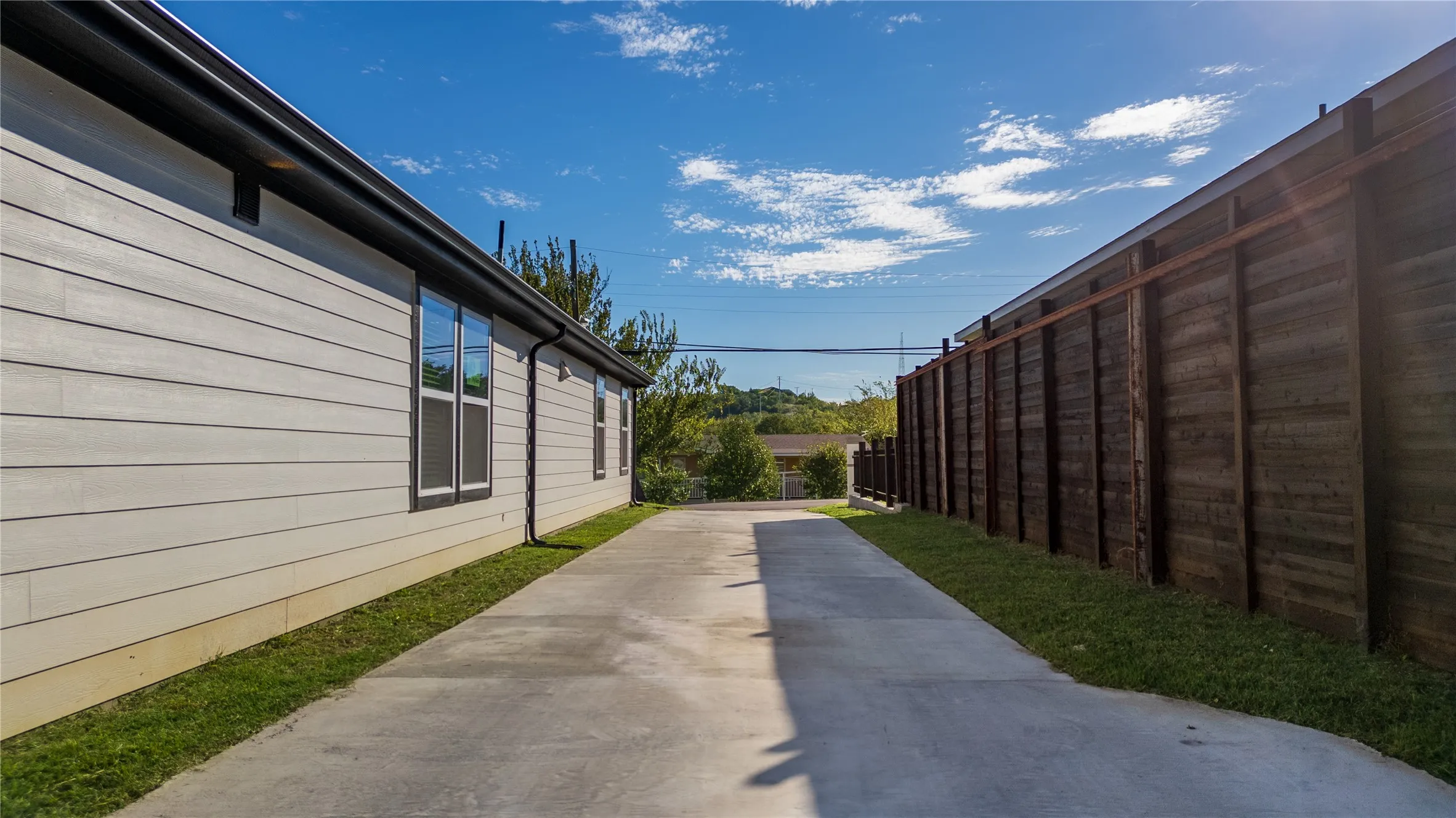 Single Family Residence For Sale in Dallas County , 703 N Dwight Avenue, Dallas, Texas 75211, 3 Bedroom, 3 Bathroom, Garage spaces, 1,998 Sqft, built in 2026, mls#21407171, Real Estate Agent in Dallas, Homes For Sale in Dallas county, Homes For Sale in Dallas, Realtor in Dallas Texas, Real Estate Brokerage Independent Realty Texas, Luminita Cordes Realtor