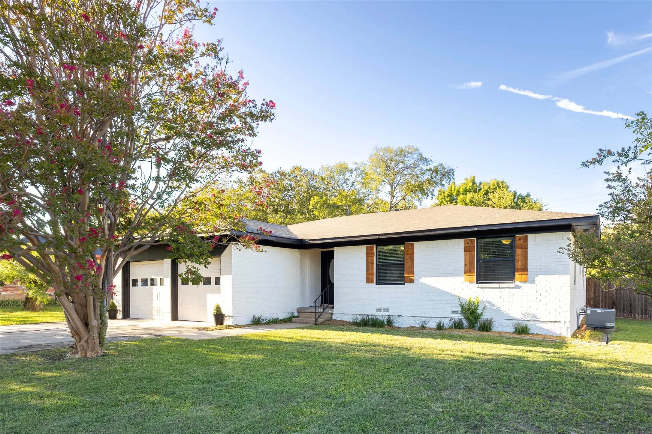 Single Family Residence For Sale in Grayson County , 254 Kincaid Street, Van Alstyne, Texas 75495, 3 Bedroom, 2 Bathroom, 2 Garage spaces, 1,370 Sqft, built in 1961, mls#21408936, Real Estate Agent in Van Alstyne, Homes For Sale in Grayson county, Homes For Sale in Van Alstyne, Realtor in Van Alstyne Texas, Real Estate Brokerage Independent Realty Texas, Luminita Cordes Realtor