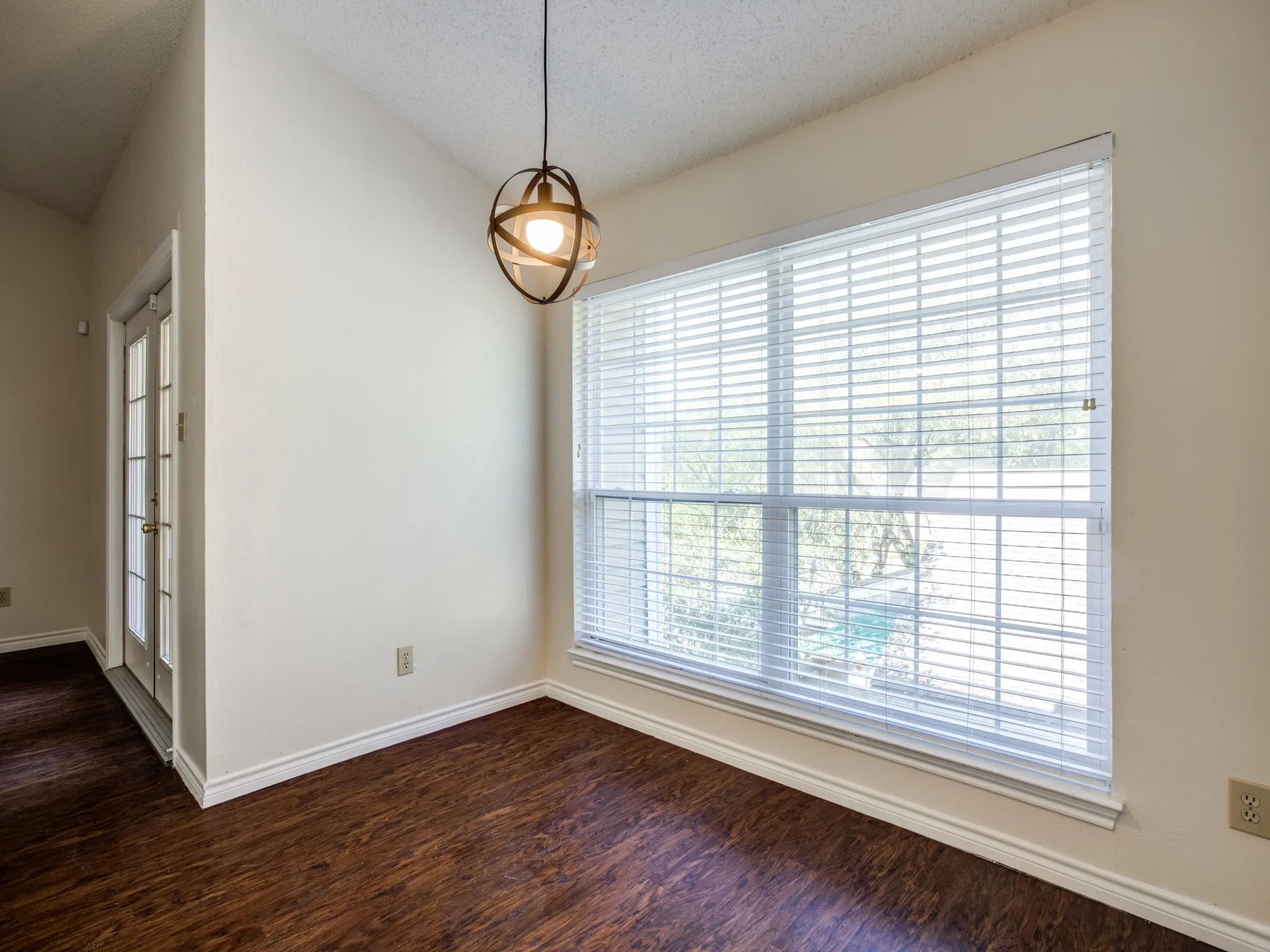 Apartment For Rent in Dallas County , 8550 Fair Oaks Crossing 204, Dallas, Texas 75243, 2 Bedroom, 1 Bathroom, Garage spaces, 858 Sqft, built in 1982, mls#21419528, Real Estate Agent in Dallas, Homes For Rent in Dallas county, Homes For Rent in Dallas, Realtor in Dallas Texas, Real Estate Brokerage Independent Realty Texas, Luminita Cordes Realtor