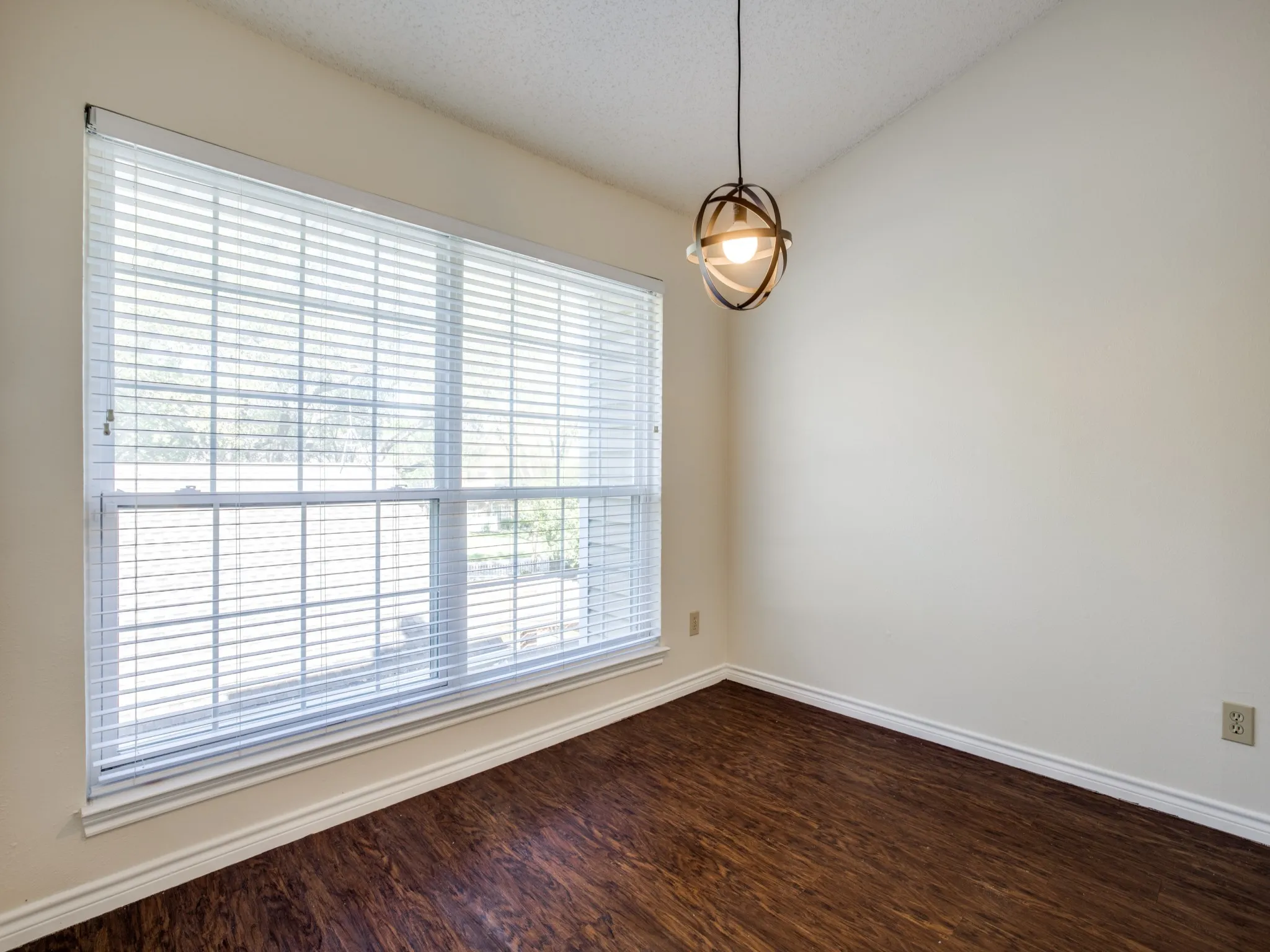 Apartment For Rent in Dallas County , 8550 Fair Oaks Crossing 204, Dallas, Texas 75243, 2 Bedroom, 1 Bathroom, Garage spaces, 858 Sqft, built in 1982, mls#21419528, Real Estate Agent in Dallas, Homes For Rent in Dallas county, Homes For Rent in Dallas, Realtor in Dallas Texas, Real Estate Brokerage Independent Realty Texas, Luminita Cordes Realtor