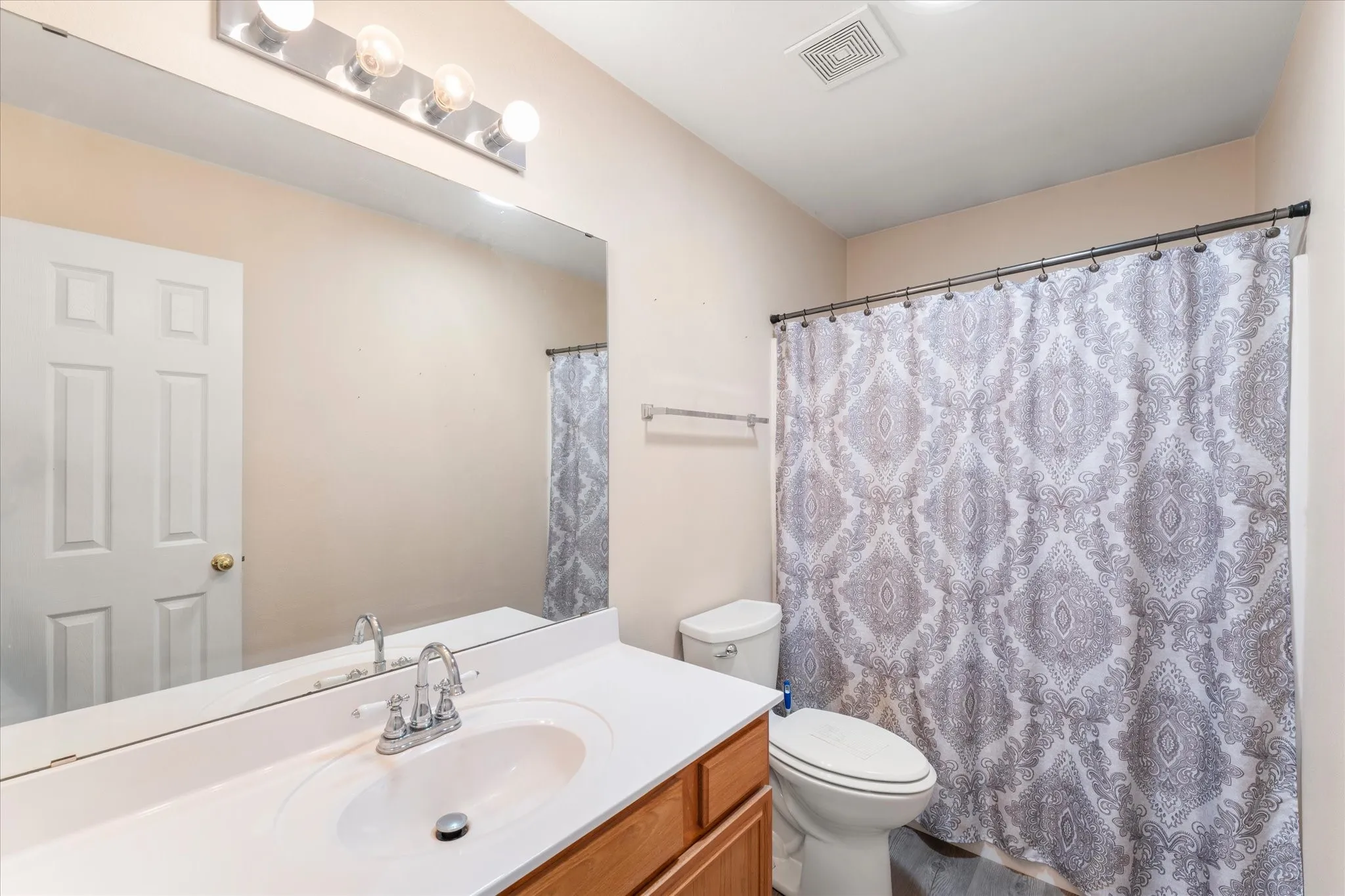 Single Family Residence For Sale in Smith County , 15838 Brittain Court, Lindale, Texas 75771, 3 Bedroom, 2 Bathroom, 2 Garage spaces, 1,549 Sqft, built in 2000, mls#21419548, Real Estate Agent in Lindale, Homes For Sale in Smith county, Homes For Sale in Lindale, Realtor in Lindale Texas, Real Estate Brokerage Independent Realty Texas, Luminita Cordes Realtor