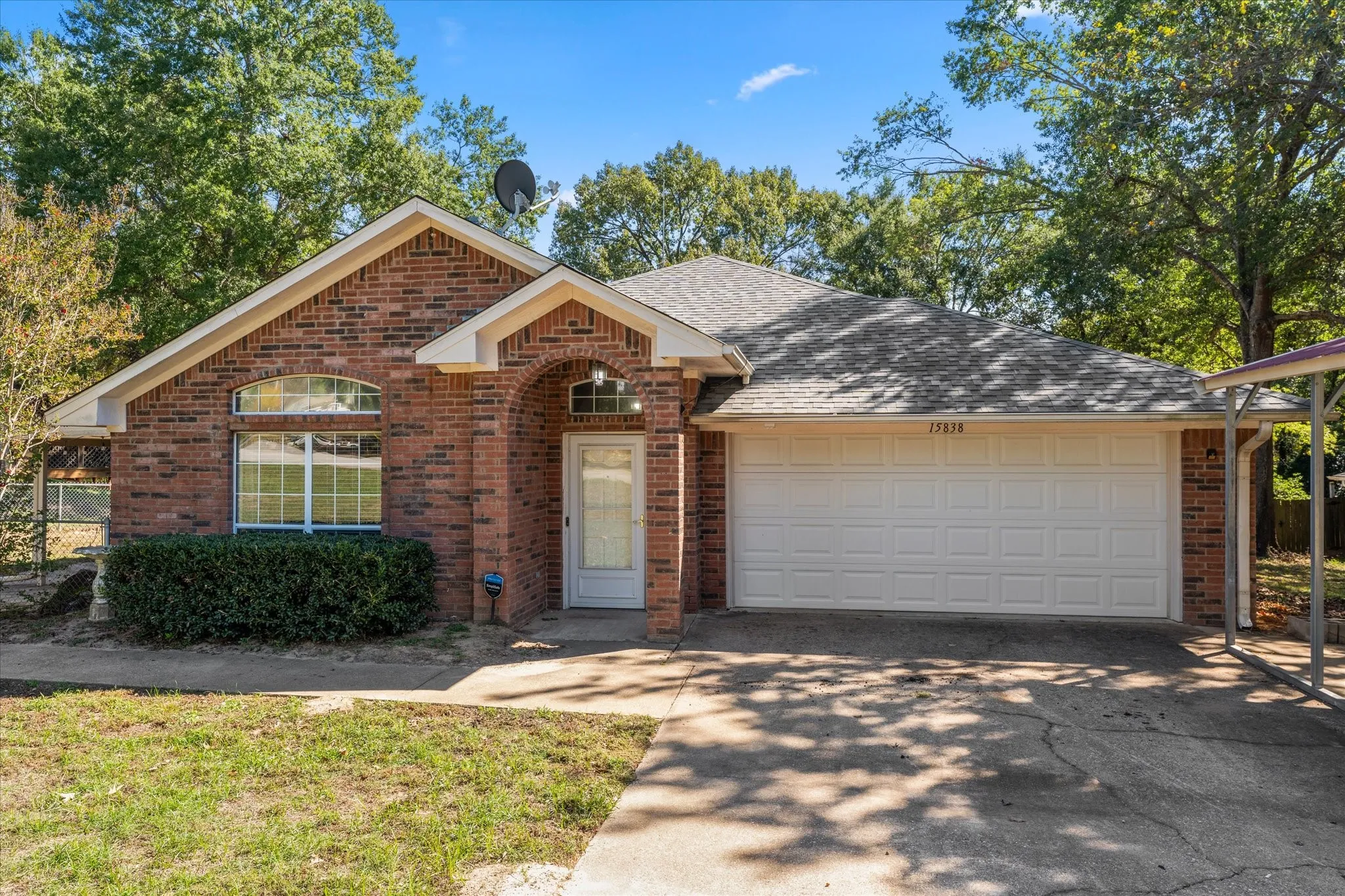 Single Family Residence For Sale in Smith County , 15838 Brittain Court, Lindale, Texas 75771, 3 Bedroom, 2 Bathroom, 2 Garage spaces, 1,549 Sqft, built in 2000, mls#21419548, Real Estate Agent in Lindale, Homes For Sale in Smith county, Homes For Sale in Lindale, Realtor in Lindale Texas, Real Estate Brokerage Independent Realty Texas, Luminita Cordes Realtor