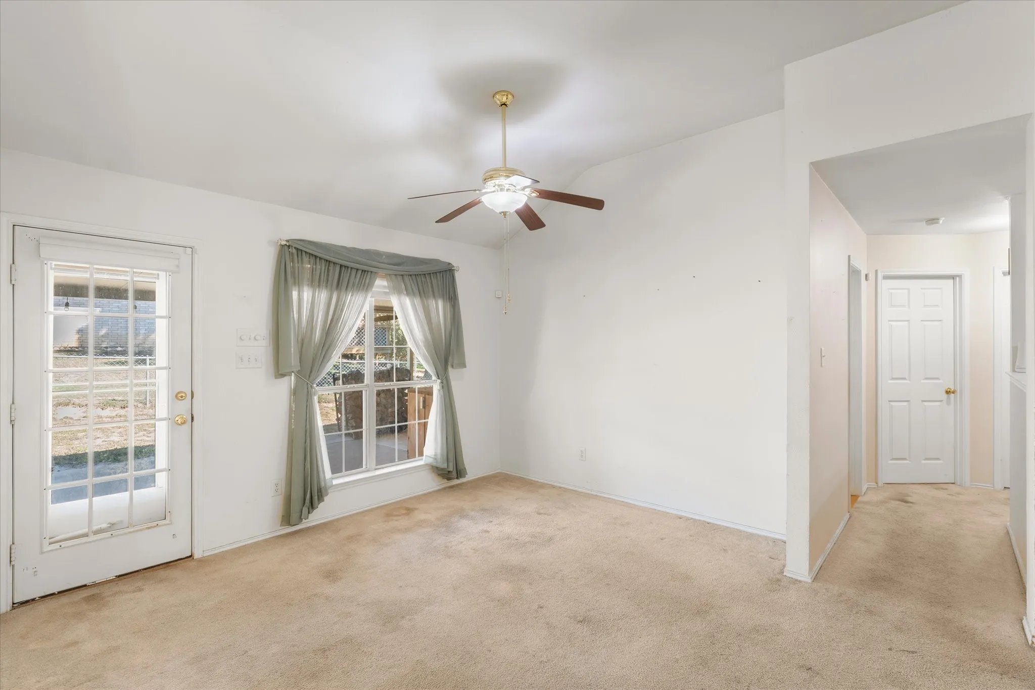 Single Family Residence For Sale in Smith County , 15838 Brittain Court, Lindale, Texas 75771, 3 Bedroom, 2 Bathroom, 2 Garage spaces, 1,549 Sqft, built in 2000, mls#21419548, Real Estate Agent in Lindale, Homes For Sale in Smith county, Homes For Sale in Lindale, Realtor in Lindale Texas, Real Estate Brokerage Independent Realty Texas, Luminita Cordes Realtor