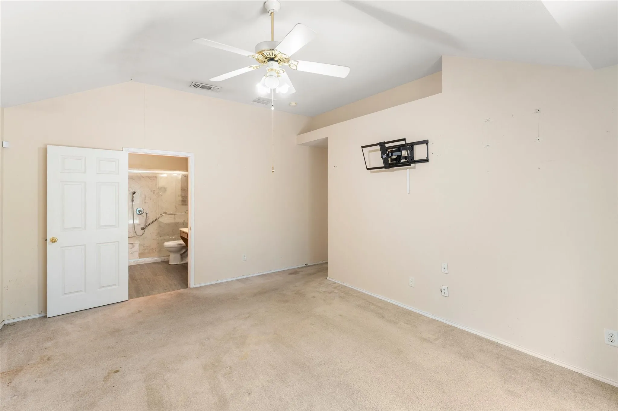 Single Family Residence For Sale in Smith County , 15838 Brittain Court, Lindale, Texas 75771, 3 Bedroom, 2 Bathroom, 2 Garage spaces, 1,549 Sqft, built in 2000, mls#21419548, Real Estate Agent in Lindale, Homes For Sale in Smith county, Homes For Sale in Lindale, Realtor in Lindale Texas, Real Estate Brokerage Independent Realty Texas, Luminita Cordes Realtor