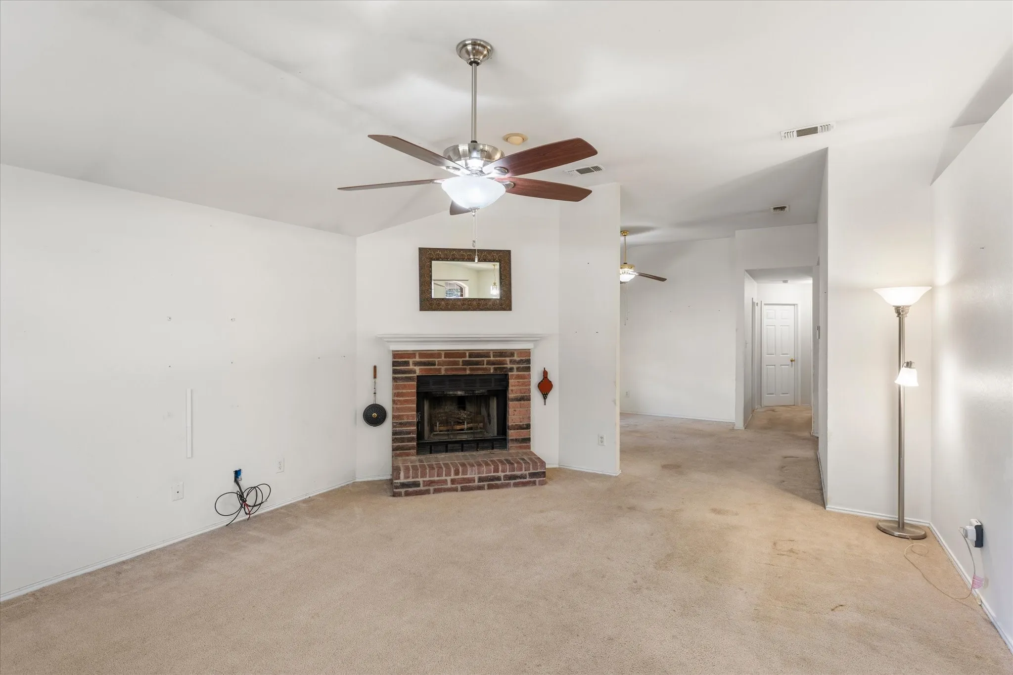 Single Family Residence For Sale in Smith County , 15838 Brittain Court, Lindale, Texas 75771, 3 Bedroom, 2 Bathroom, 2 Garage spaces, 1,549 Sqft, built in 2000, mls#21419548, Real Estate Agent in Lindale, Homes For Sale in Smith county, Homes For Sale in Lindale, Realtor in Lindale Texas, Real Estate Brokerage Independent Realty Texas, Luminita Cordes Realtor