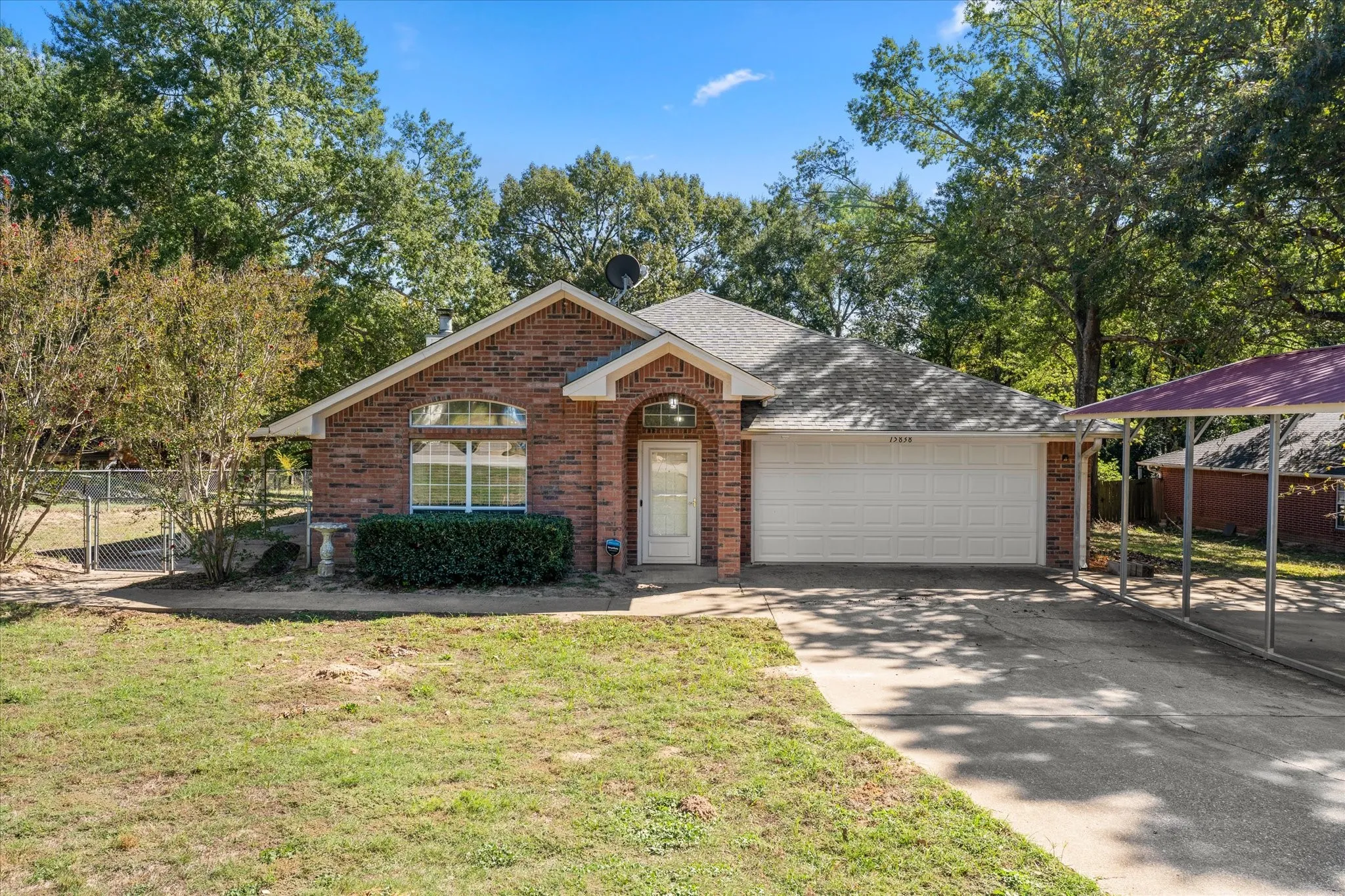 Single Family Residence For Sale in Smith County , 15838 Brittain Court, Lindale, Texas 75771, 3 Bedroom, 2 Bathroom, 2 Garage spaces, 1,549 Sqft, built in 2000, mls#21419548, Real Estate Agent in Lindale, Homes For Sale in Smith county, Homes For Sale in Lindale, Realtor in Lindale Texas, Real Estate Brokerage Independent Realty Texas, Luminita Cordes Realtor
