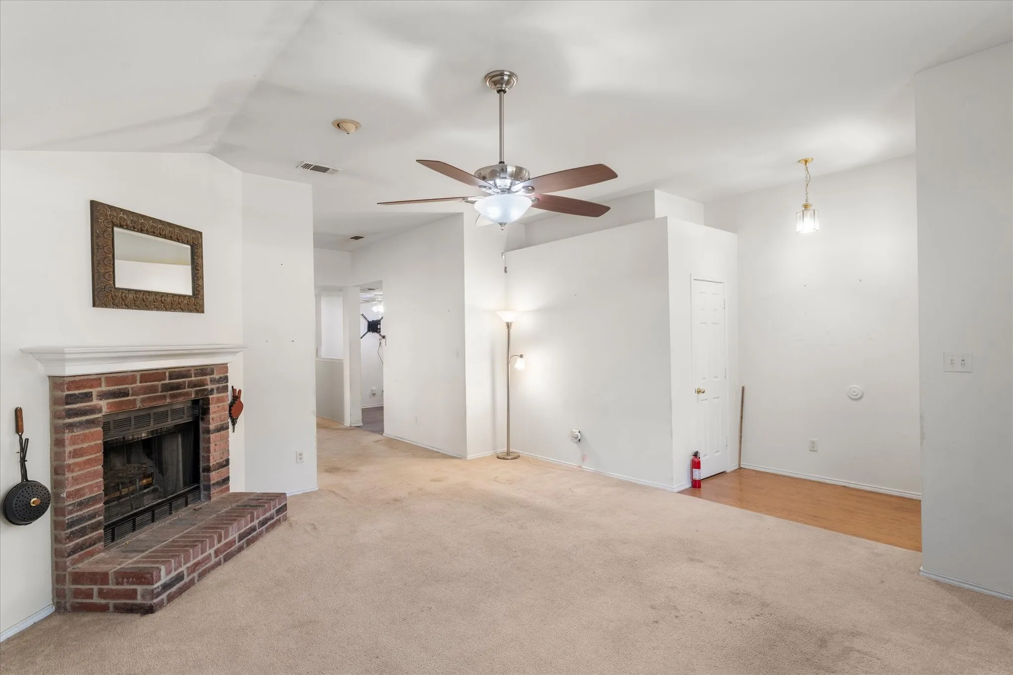 Single Family Residence For Sale in Smith County , 15838 Brittain Court, Lindale, Texas 75771, 3 Bedroom, 2 Bathroom, 2 Garage spaces, 1,549 Sqft, built in 2000, mls#21419548, Real Estate Agent in Lindale, Homes For Sale in Smith county, Homes For Sale in Lindale, Realtor in Lindale Texas, Real Estate Brokerage Independent Realty Texas, Luminita Cordes Realtor