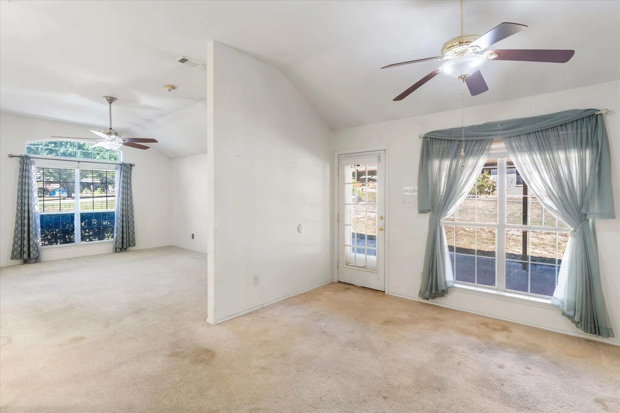 Single Family Residence For Sale in Smith County , 15838 Brittain Court, Lindale, Texas 75771, 3 Bedroom, 2 Bathroom, 2 Garage spaces, 1,549 Sqft, built in 2000, mls#21419548, Real Estate Agent in Lindale, Homes For Sale in Smith county, Homes For Sale in Lindale, Realtor in Lindale Texas, Real Estate Brokerage Independent Realty Texas, Luminita Cordes Realtor