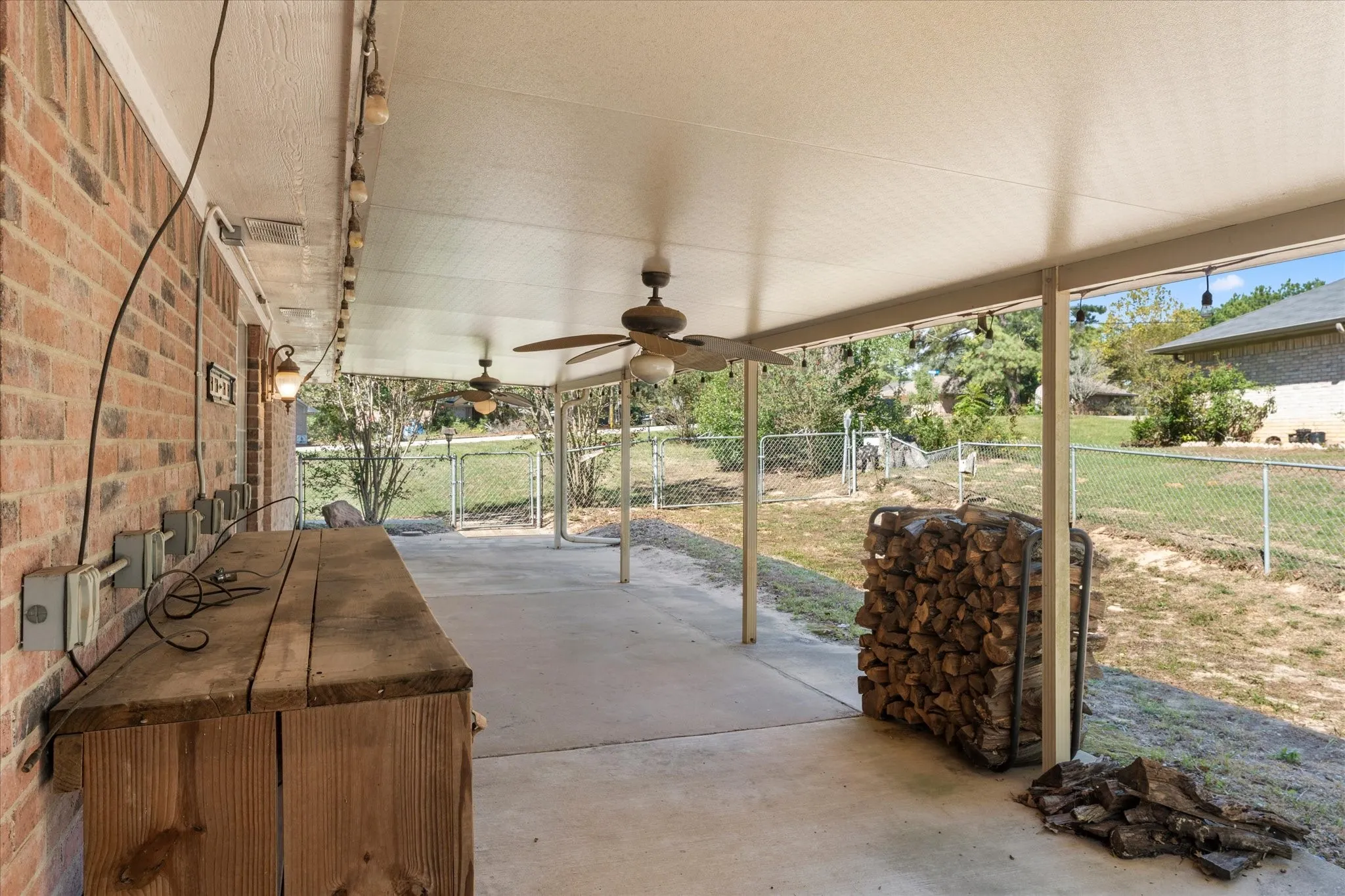 Single Family Residence For Sale in Smith County , 15838 Brittain Court, Lindale, Texas 75771, 3 Bedroom, 2 Bathroom, 2 Garage spaces, 1,549 Sqft, built in 2000, mls#21419548, Real Estate Agent in Lindale, Homes For Sale in Smith county, Homes For Sale in Lindale, Realtor in Lindale Texas, Real Estate Brokerage Independent Realty Texas, Luminita Cordes Realtor