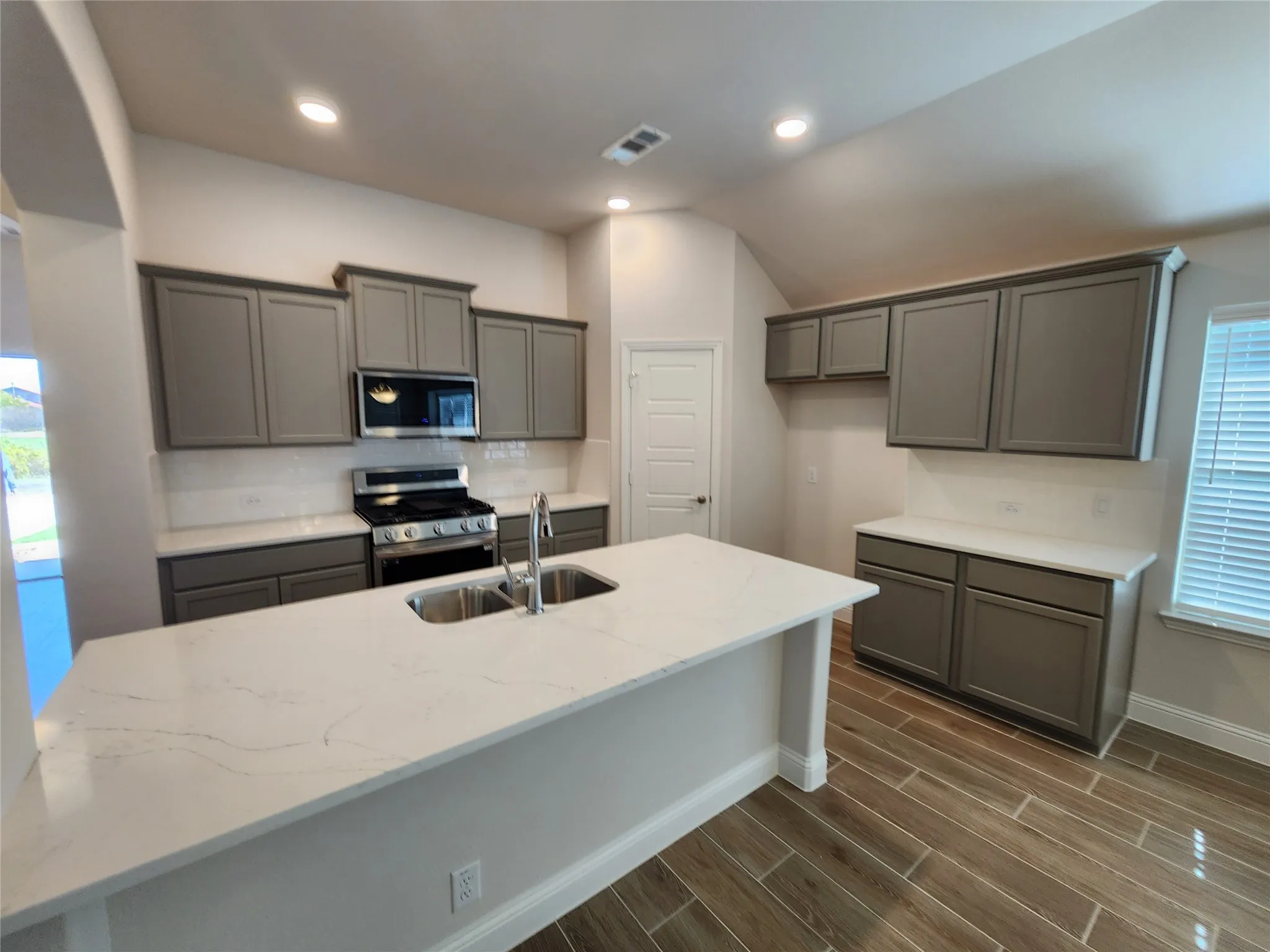 Single Family Residence For Rent in Grayson County , 934 S Main, Van Alstyne, Texas 75495, 4 Bedroom, 2 Bathroom, 2 Garage spaces, 1,875 Sqft, built in 2023, mls#21419578, Real Estate Agent in Van Alstyne, Homes For Rent in Grayson county, Homes For Rent in Van Alstyne, Realtor in Van Alstyne Texas, Real Estate Brokerage Independent Realty Texas, Luminita Cordes Realtor