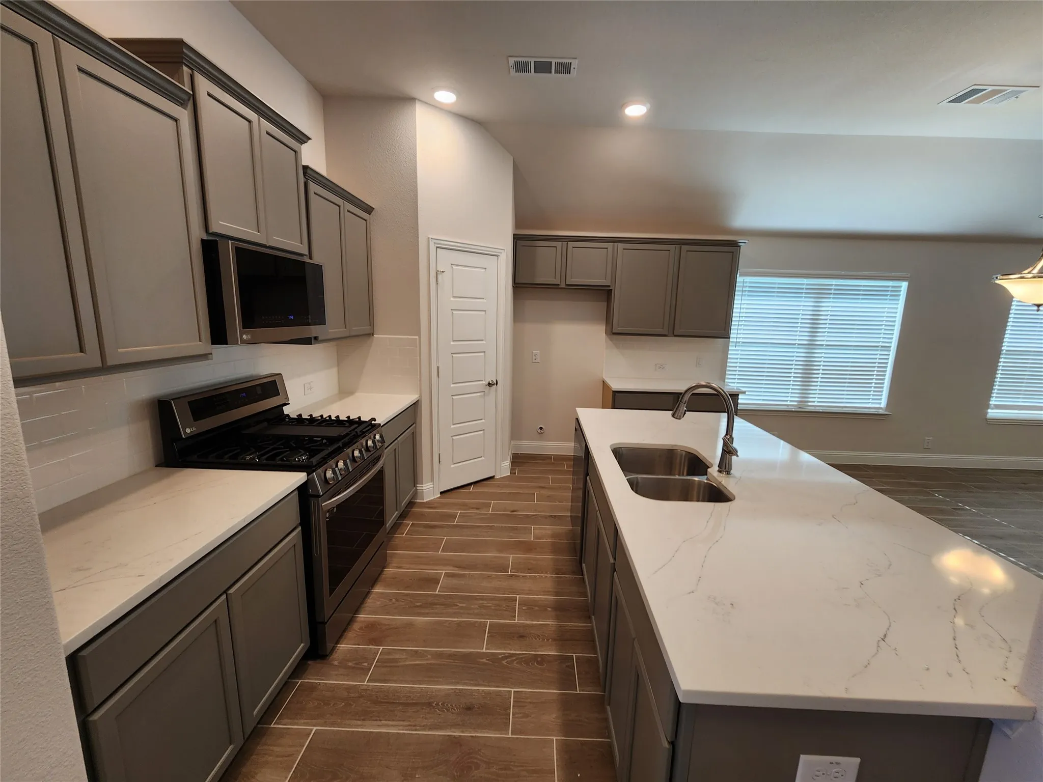 Single Family Residence For Rent in Grayson County , 934 S Main, Van Alstyne, Texas 75495, 4 Bedroom, 2 Bathroom, 2 Garage spaces, 1,875 Sqft, built in 2023, mls#21419578, Real Estate Agent in Van Alstyne, Homes For Rent in Grayson county, Homes For Rent in Van Alstyne, Realtor in Van Alstyne Texas, Real Estate Brokerage Independent Realty Texas, Luminita Cordes Realtor