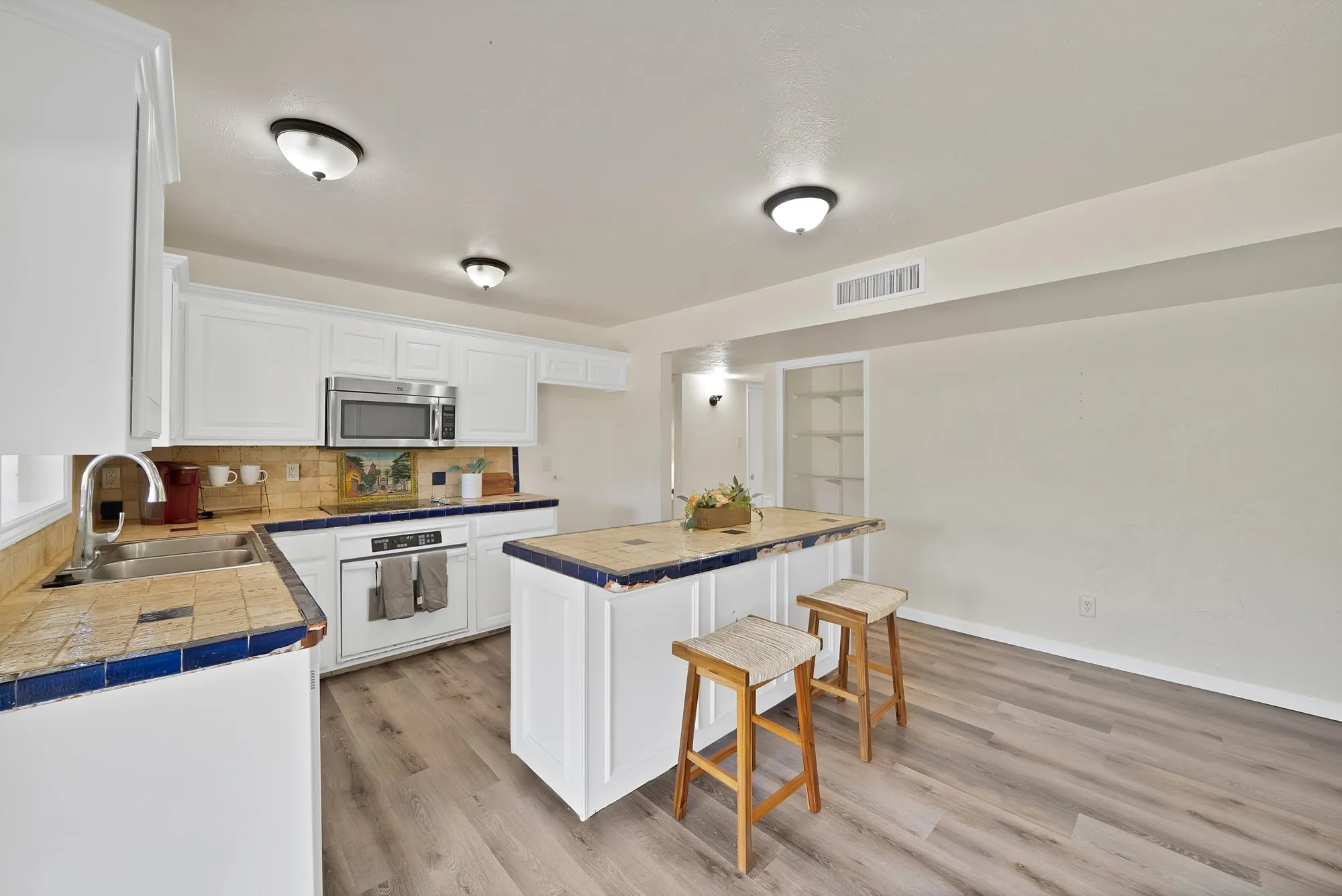 Single Family Residence For Sale in Tarrant County , 7124 Baird Drive, Fort Worth, Texas 76134, 4 Bedroom, 3 Bathroom, 2 Garage spaces, 2,058 Sqft, built in 1977, mls#21419454, Real Estate Agent in Fort Worth, Homes For Sale in Tarrant county, Homes For Sale in Fort Worth, Realtor in Fort Worth Texas, Real Estate Brokerage Independent Realty Texas, Luminita Cordes Realtor
