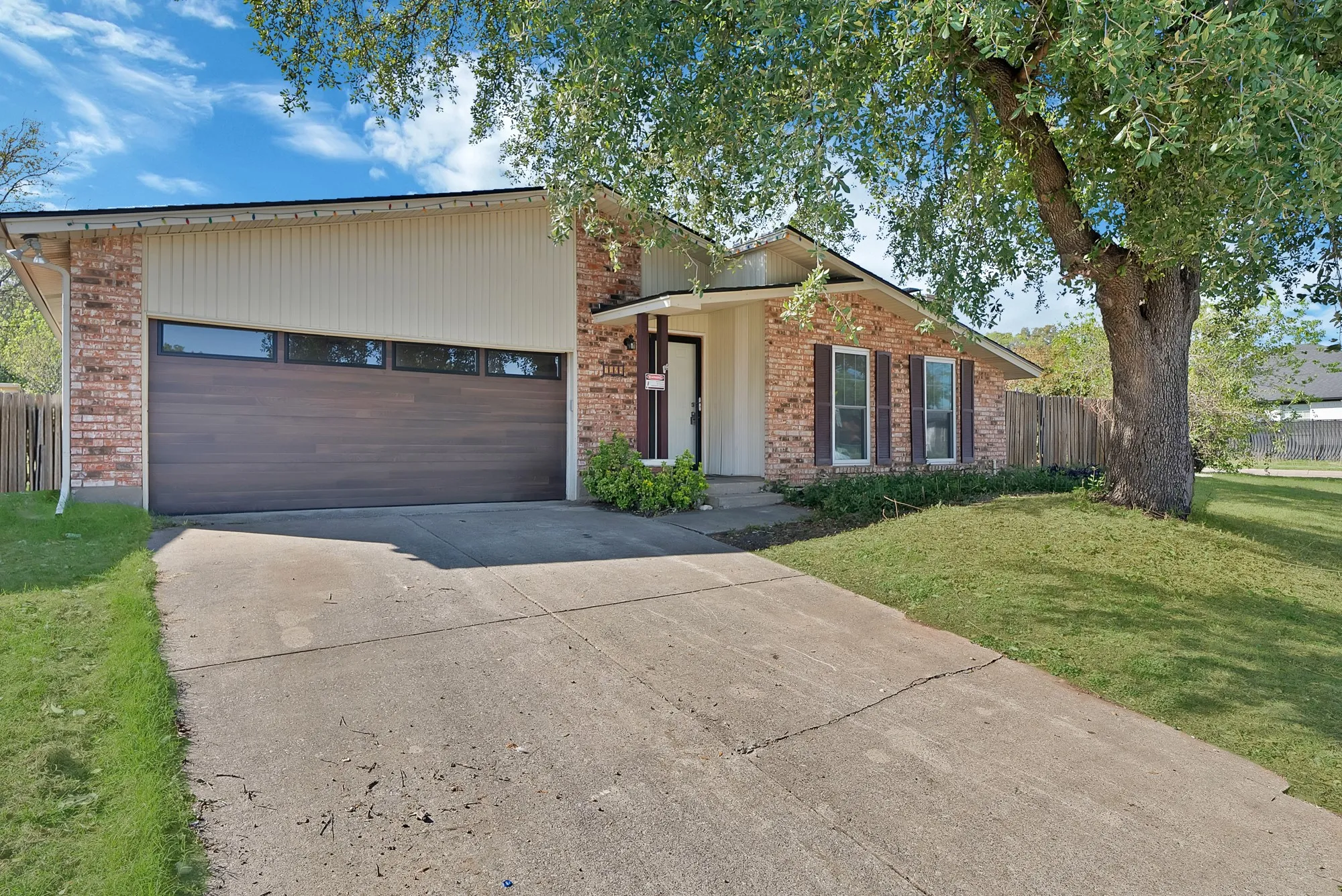 Single Family Residence For Sale in Tarrant County , 7124 Baird Drive, Fort Worth, Texas 76134, 4 Bedroom, 3 Bathroom, 2 Garage spaces, 2,058 Sqft, built in 1977, mls#21419454, Real Estate Agent in Fort Worth, Homes For Sale in Tarrant county, Homes For Sale in Fort Worth, Realtor in Fort Worth Texas, Real Estate Brokerage Independent Realty Texas, Luminita Cordes Realtor