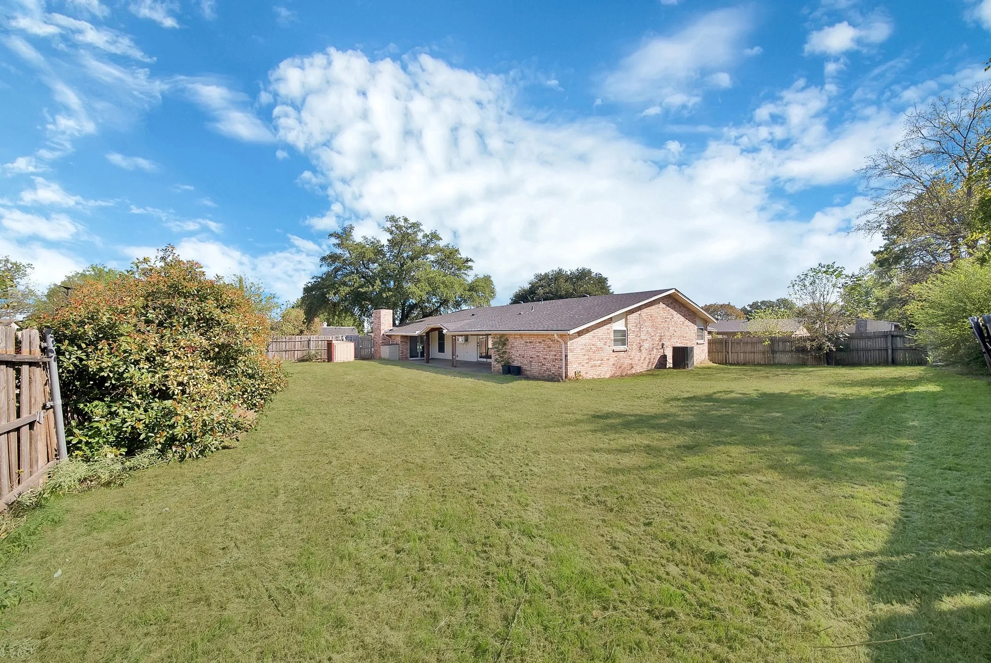 Single Family Residence For Sale in Tarrant County , 7124 Baird Drive, Fort Worth, Texas 76134, 4 Bedroom, 3 Bathroom, 2 Garage spaces, 2,058 Sqft, built in 1977, mls#21419454, Real Estate Agent in Fort Worth, Homes For Sale in Tarrant county, Homes For Sale in Fort Worth, Realtor in Fort Worth Texas, Real Estate Brokerage Independent Realty Texas, Luminita Cordes Realtor