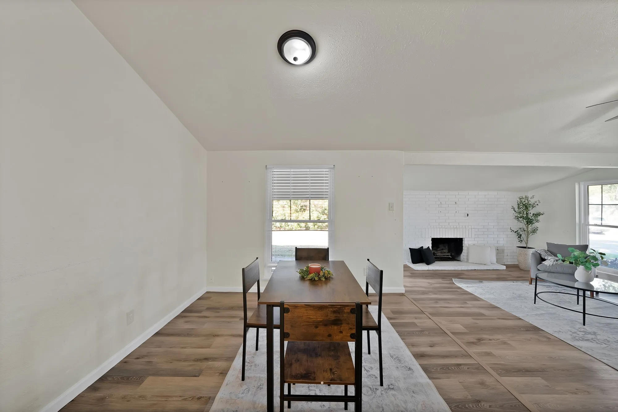 Single Family Residence For Sale in Tarrant County , 7124 Baird Drive, Fort Worth, Texas 76134, 4 Bedroom, 3 Bathroom, 2 Garage spaces, 2,058 Sqft, built in 1977, mls#21419454, Real Estate Agent in Fort Worth, Homes For Sale in Tarrant county, Homes For Sale in Fort Worth, Realtor in Fort Worth Texas, Real Estate Brokerage Independent Realty Texas, Luminita Cordes Realtor