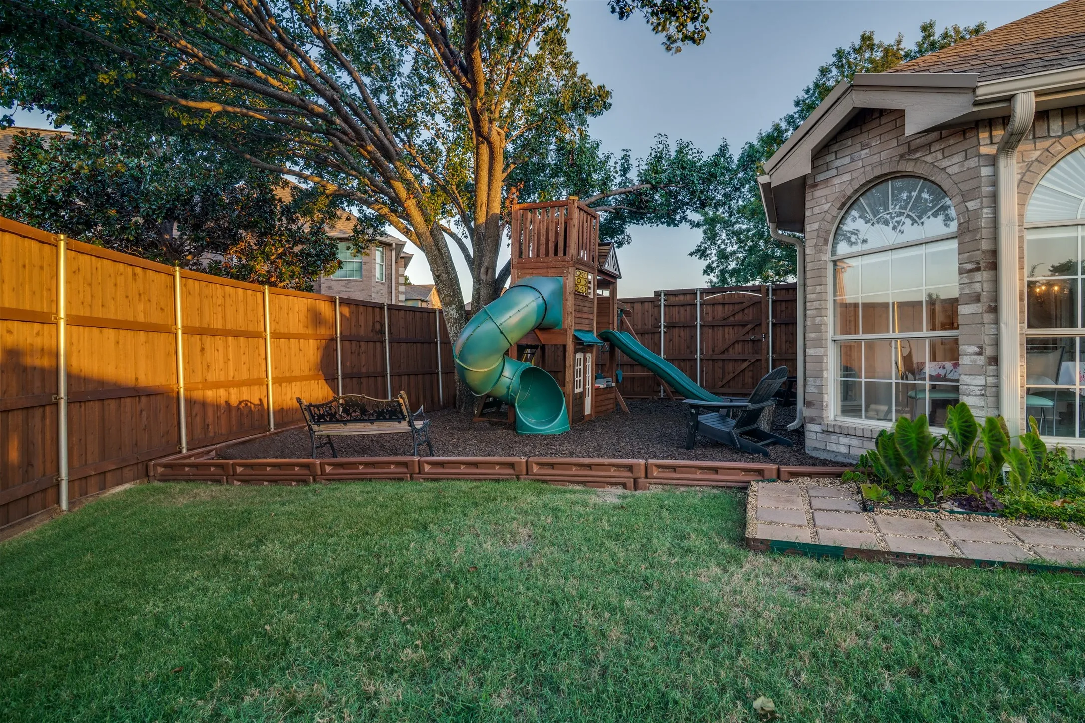 Single Family Residence For Sale in Dallas County , 5005 Harborview Boulevard, Rowlett, Texas 75088, 4 Bedroom, 4 Bathroom, 2 Garage spaces, 3,244 Sqft, built in 1996, mls#21349771, Real Estate Agent in Rowlett, Homes For Sale in Dallas county, Homes For Sale in Rowlett, Realtor in Rowlett Texas, Real Estate Brokerage Independent Realty Texas, Luminita Cordes Realtor