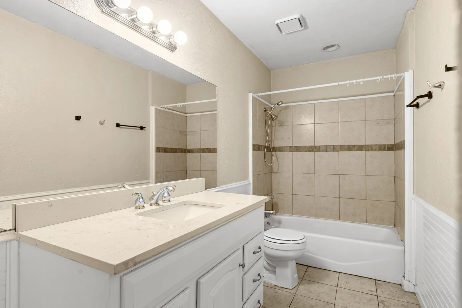 Single Family Residence For Rent in Denton County , 1241 College Parkway, Lewisville, Texas 75077, 4 Bedroom, 2 Bathroom, 2 Garage spaces, 2,197 Sqft, built in 1975, mls#21419597, Real Estate Agent in Lewisville, Homes For Rent in Denton county, Homes For Rent in Lewisville, Realtor in Lewisville Texas, Real Estate Brokerage Independent Realty Texas, Luminita Cordes Realtor