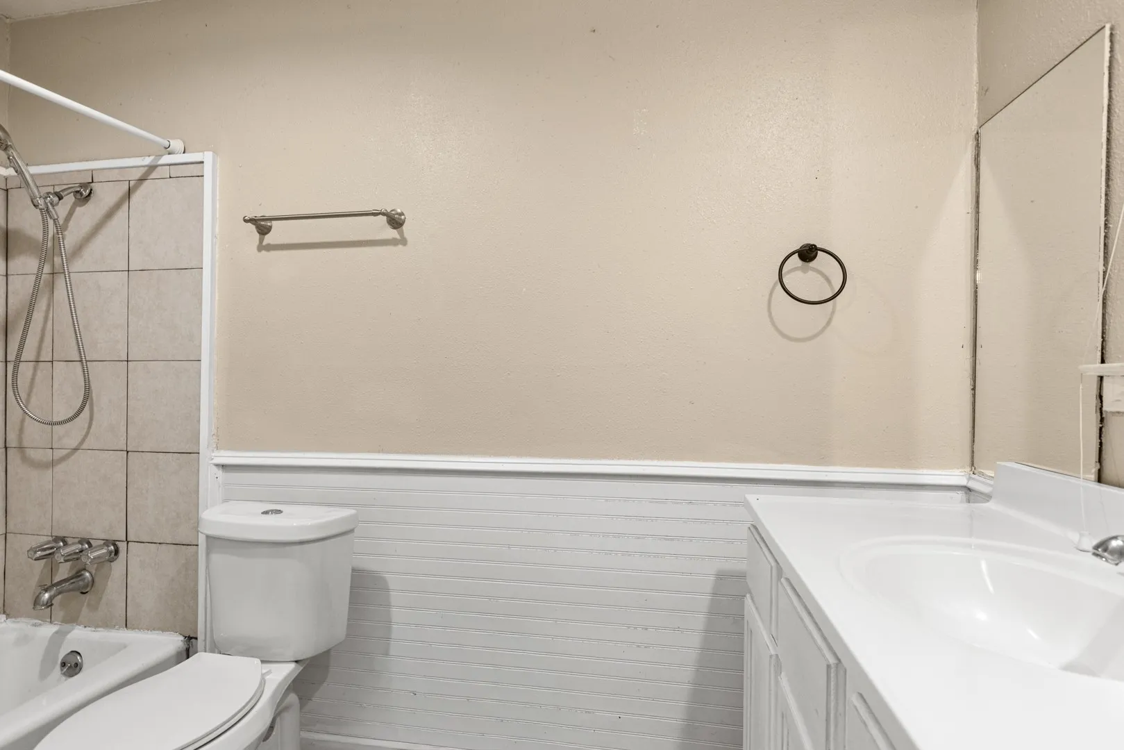Single Family Residence For Rent in Denton County , 1241 College Parkway, Lewisville, Texas 75077, 4 Bedroom, 2 Bathroom, 2 Garage spaces, 2,197 Sqft, built in 1975, mls#21419597, Real Estate Agent in Lewisville, Homes For Rent in Denton county, Homes For Rent in Lewisville, Realtor in Lewisville Texas, Real Estate Brokerage Independent Realty Texas, Luminita Cordes Realtor