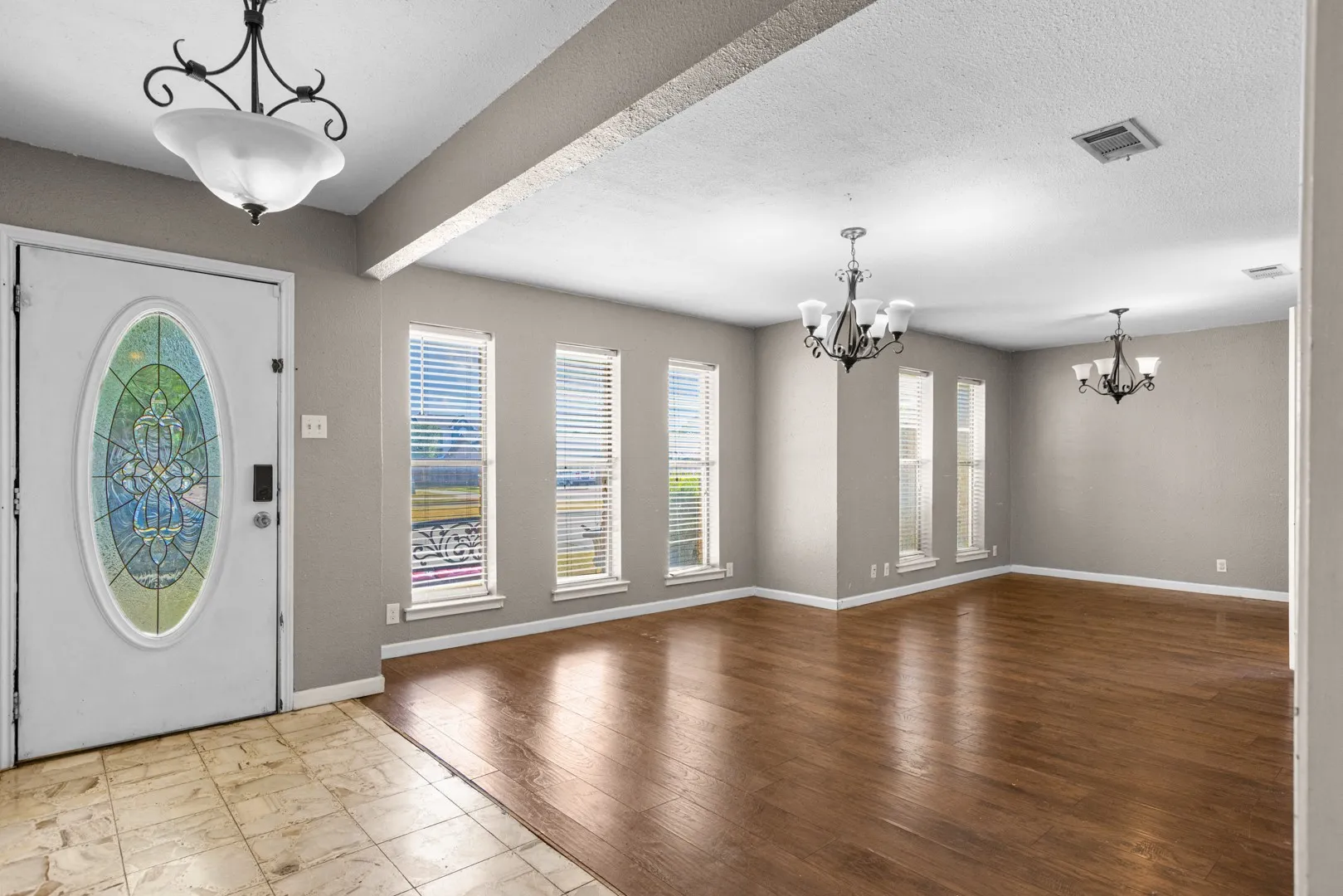 Single Family Residence For Rent in Denton County , 1241 College Parkway, Lewisville, Texas 75077, 4 Bedroom, 2 Bathroom, 2 Garage spaces, 2,197 Sqft, built in 1975, mls#21419597, Real Estate Agent in Lewisville, Homes For Rent in Denton county, Homes For Rent in Lewisville, Realtor in Lewisville Texas, Real Estate Brokerage Independent Realty Texas, Luminita Cordes Realtor