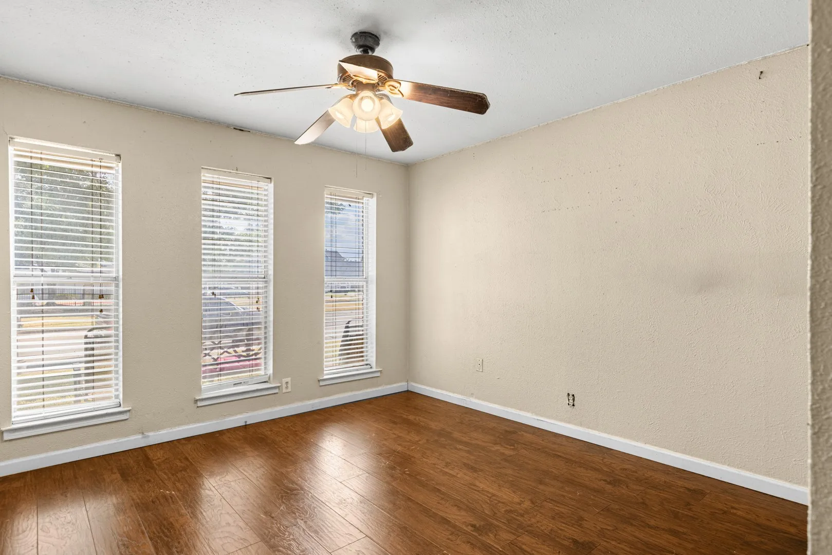 Single Family Residence For Rent in Denton County , 1241 College Parkway, Lewisville, Texas 75077, 4 Bedroom, 2 Bathroom, 2 Garage spaces, 2,197 Sqft, built in 1975, mls#21419597, Real Estate Agent in Lewisville, Homes For Rent in Denton county, Homes For Rent in Lewisville, Realtor in Lewisville Texas, Real Estate Brokerage Independent Realty Texas, Luminita Cordes Realtor