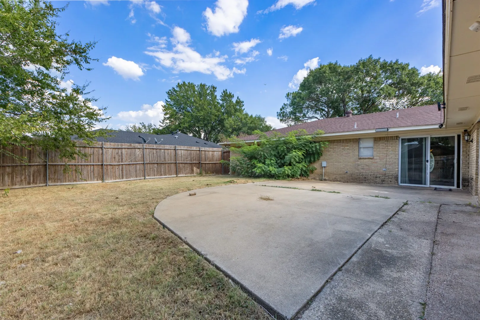 Single Family Residence For Rent in Denton County , 1241 College Parkway, Lewisville, Texas 75077, 4 Bedroom, 2 Bathroom, 2 Garage spaces, 2,197 Sqft, built in 1975, mls#21419597, Real Estate Agent in Lewisville, Homes For Rent in Denton county, Homes For Rent in Lewisville, Realtor in Lewisville Texas, Real Estate Brokerage Independent Realty Texas, Luminita Cordes Realtor
