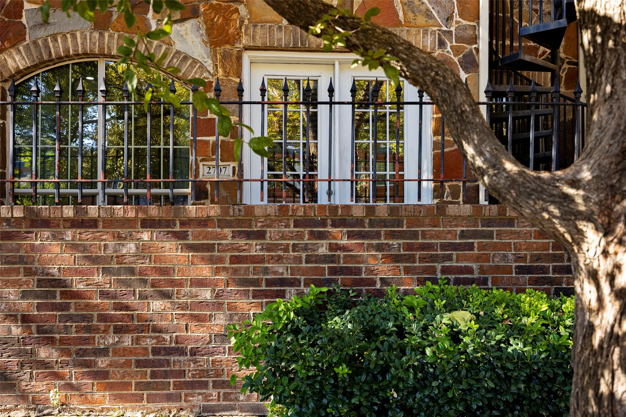 Townhouse For Sale in Dallas County , 2707 Gaston Avenue, Dallas, Texas 75226, 3 Bedroom, 5 Bathroom, 2 Garage spaces, 3,511 Sqft, built in 2002, mls#21419393, Real Estate Agent in Dallas, Homes For Sale in Dallas county, Homes For Sale in Dallas, Realtor in Dallas Texas, Real Estate Brokerage Independent Realty Texas, Luminita Cordes Realtor