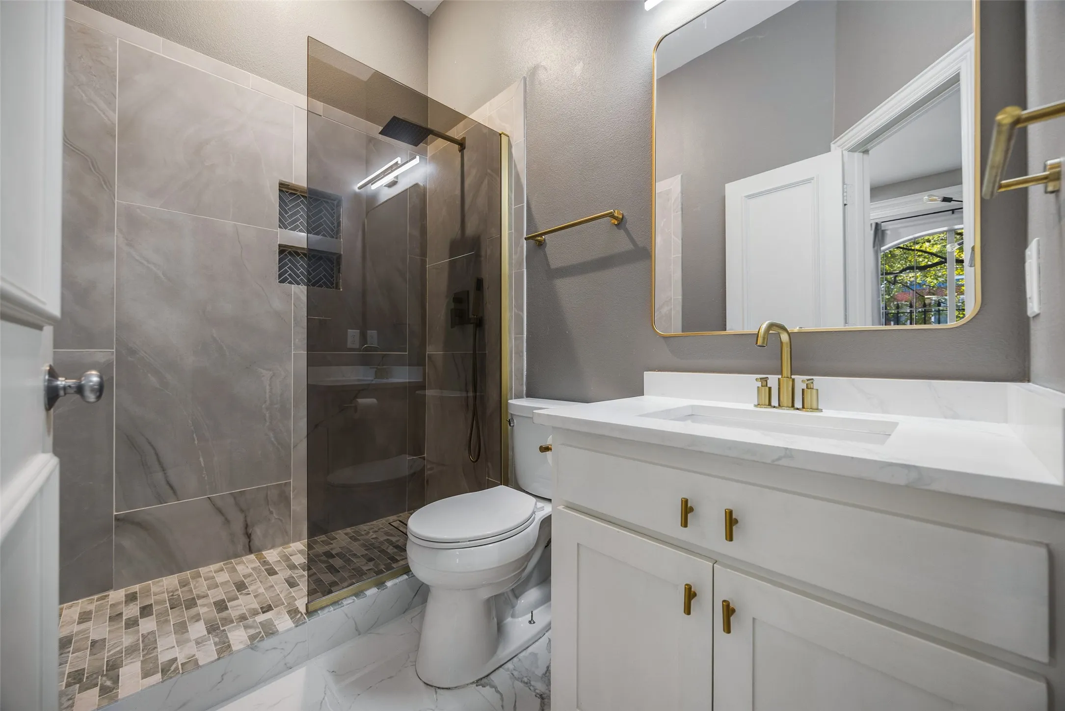 Townhouse For Sale in Dallas County , 2707 Gaston Avenue, Dallas, Texas 75226, 3 Bedroom, 5 Bathroom, 2 Garage spaces, 3,511 Sqft, built in 2002, mls#21419393, Real Estate Agent in Dallas, Homes For Sale in Dallas county, Homes For Sale in Dallas, Realtor in Dallas Texas, Real Estate Brokerage Independent Realty Texas, Luminita Cordes Realtor