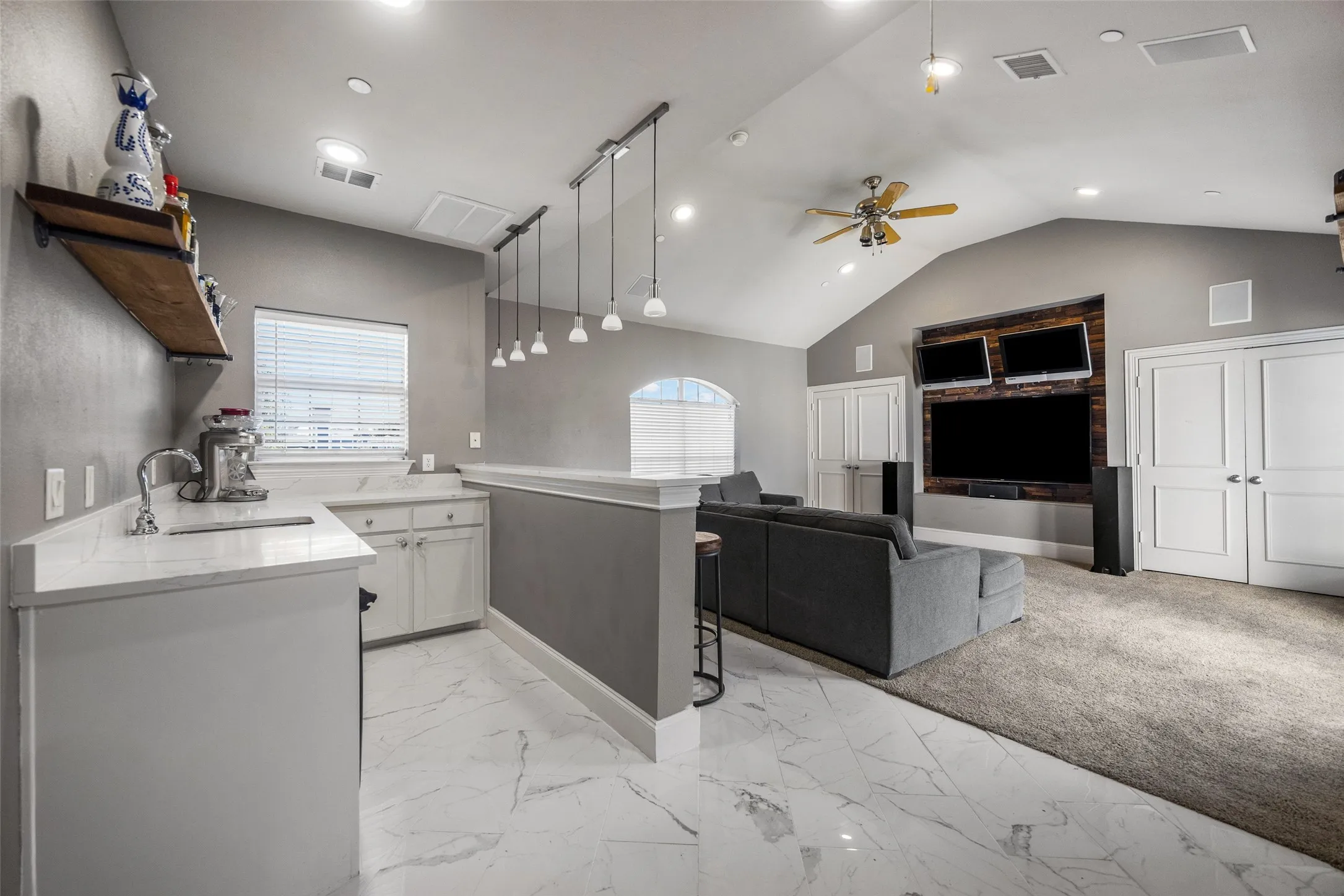 Townhouse For Sale in Dallas County , 2707 Gaston Avenue, Dallas, Texas 75226, 3 Bedroom, 5 Bathroom, 2 Garage spaces, 3,511 Sqft, built in 2002, mls#21419393, Real Estate Agent in Dallas, Homes For Sale in Dallas county, Homes For Sale in Dallas, Realtor in Dallas Texas, Real Estate Brokerage Independent Realty Texas, Luminita Cordes Realtor