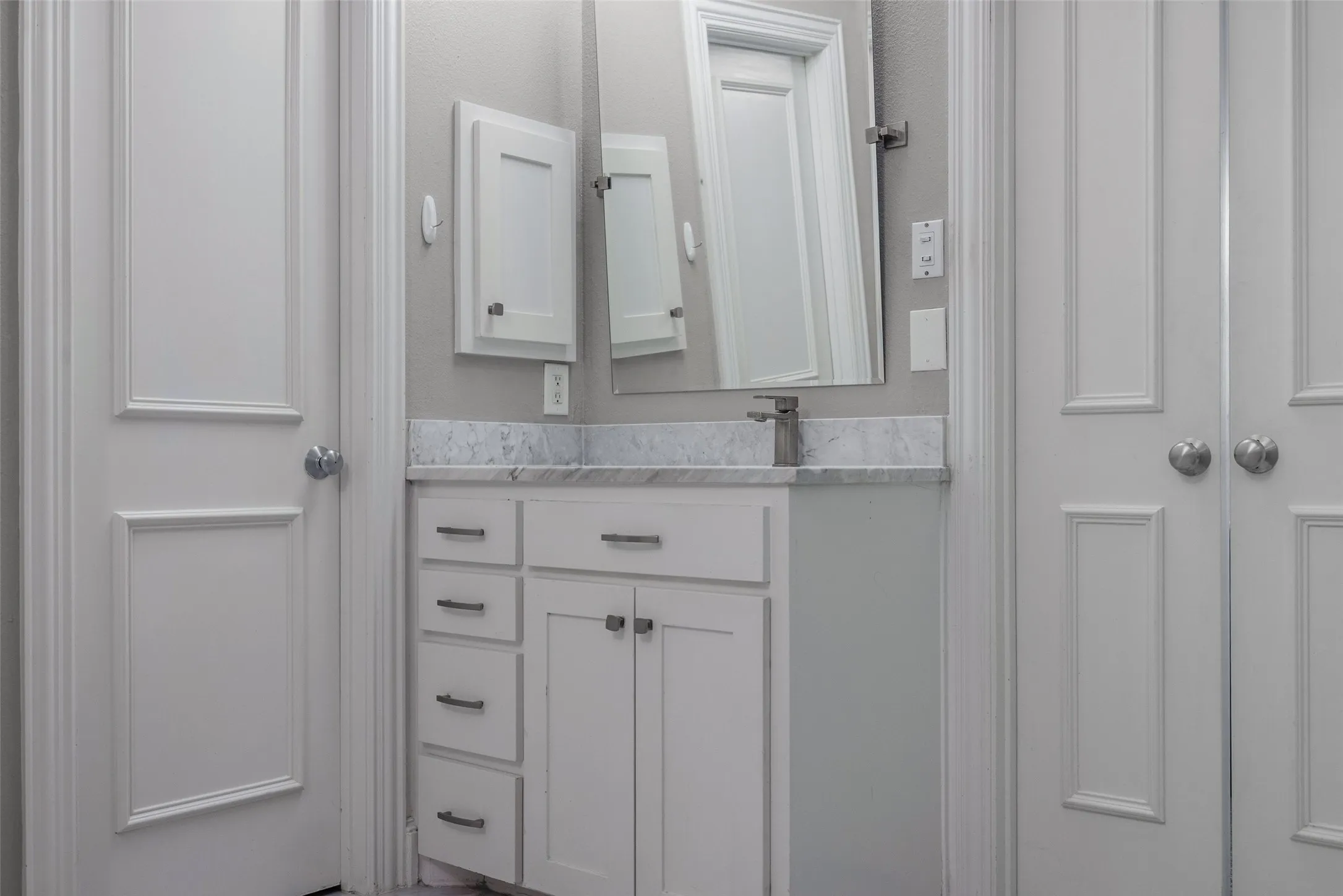 Townhouse For Sale in Dallas County , 2707 Gaston Avenue, Dallas, Texas 75226, 3 Bedroom, 5 Bathroom, 2 Garage spaces, 3,511 Sqft, built in 2002, mls#21419393, Real Estate Agent in Dallas, Homes For Sale in Dallas county, Homes For Sale in Dallas, Realtor in Dallas Texas, Real Estate Brokerage Independent Realty Texas, Luminita Cordes Realtor