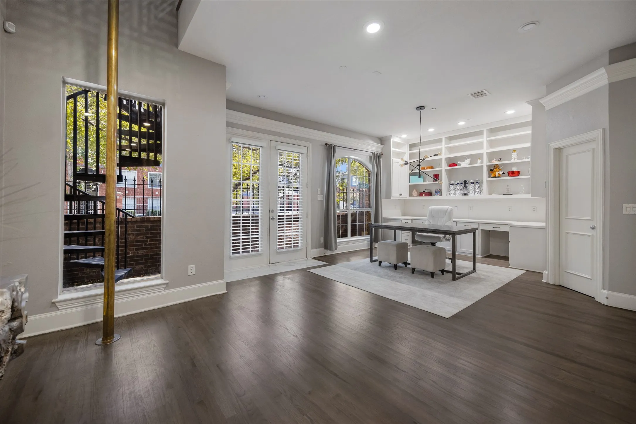 Townhouse For Sale in Dallas County , 2707 Gaston Avenue, Dallas, Texas 75226, 3 Bedroom, 5 Bathroom, 2 Garage spaces, 3,511 Sqft, built in 2002, mls#21419393, Real Estate Agent in Dallas, Homes For Sale in Dallas county, Homes For Sale in Dallas, Realtor in Dallas Texas, Real Estate Brokerage Independent Realty Texas, Luminita Cordes Realtor