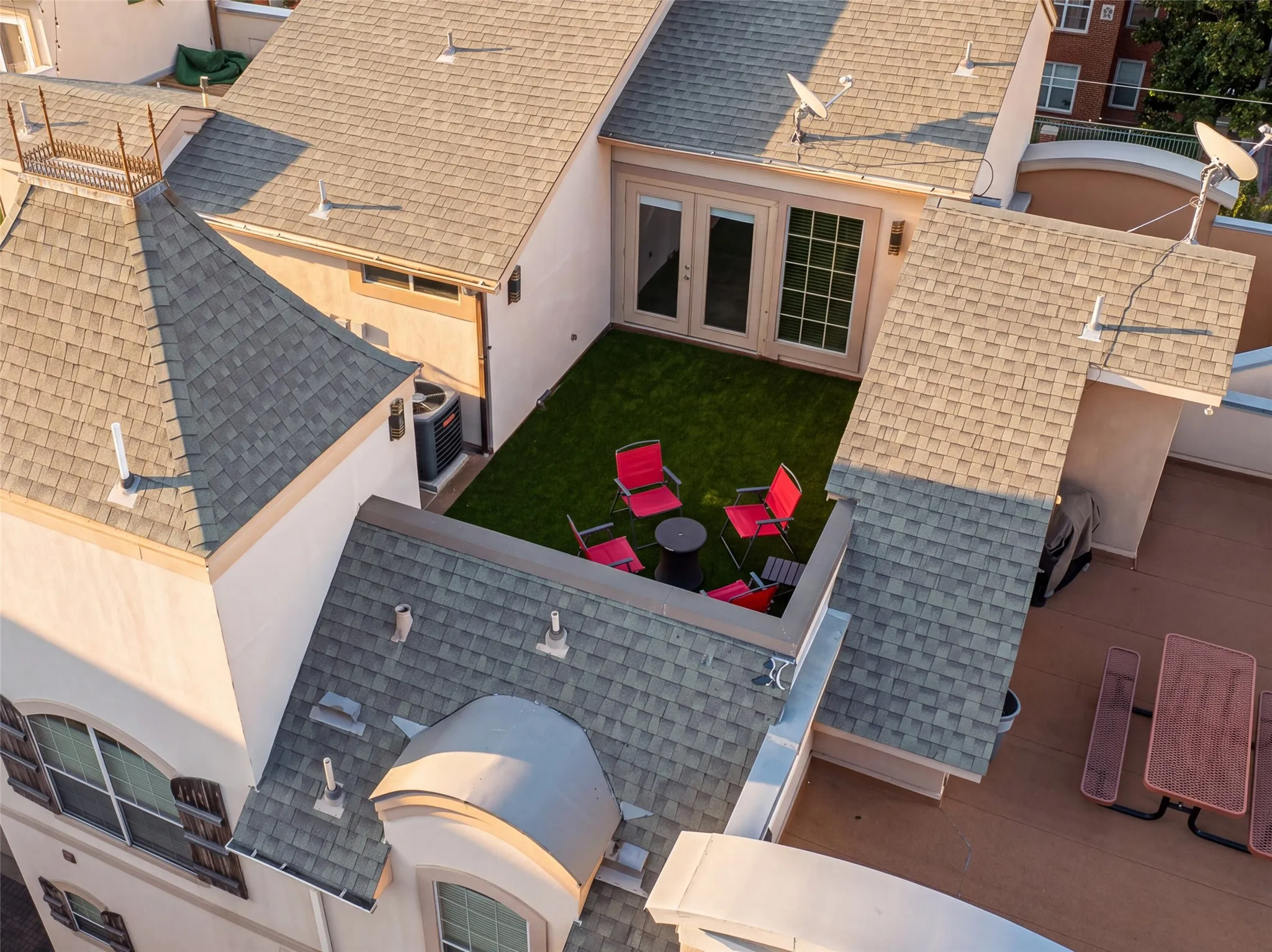 Townhouse For Sale in Dallas County , 2707 Gaston Avenue, Dallas, Texas 75226, 3 Bedroom, 5 Bathroom, 2 Garage spaces, 3,511 Sqft, built in 2002, mls#21419393, Real Estate Agent in Dallas, Homes For Sale in Dallas county, Homes For Sale in Dallas, Realtor in Dallas Texas, Real Estate Brokerage Independent Realty Texas, Luminita Cordes Realtor