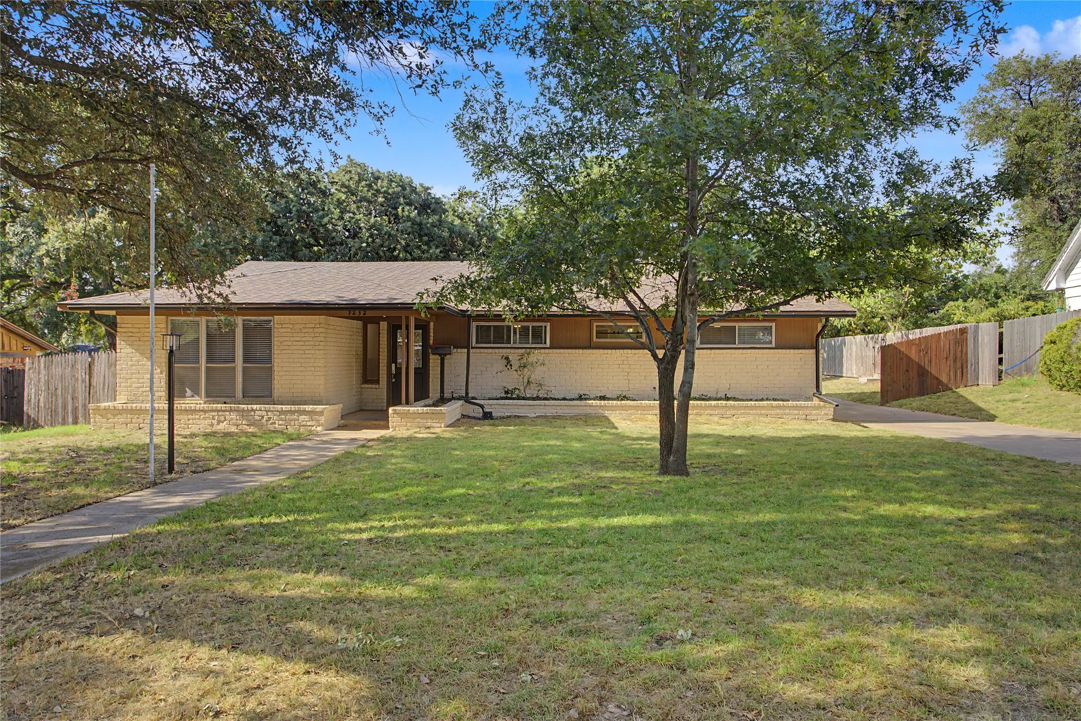 Single Family Residence For Rent in Tarrant County , 7232 Monterrey Drive, Fort Worth, Texas 76112, 3 Bedroom, 2 Bathroom, Garage spaces, 2,250 Sqft, built in 1963, mls#21419389, Real Estate Agent in Fort Worth, Homes For Rent in Tarrant county, Homes For Rent in Fort Worth, Realtor in Fort Worth Texas, Real Estate Brokerage Independent Realty Texas, Luminita Cordes Realtor